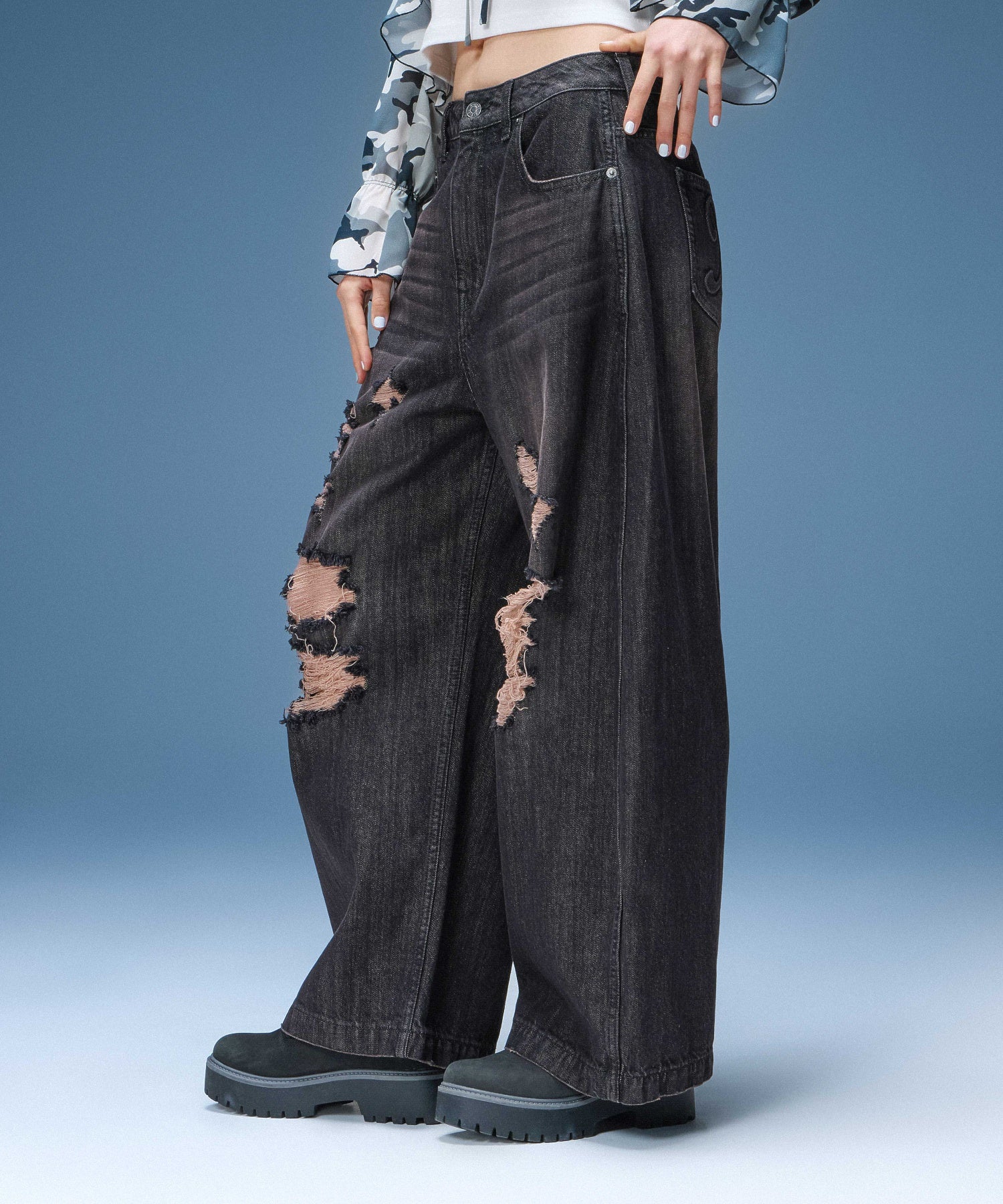 DISTRESSED BAGGY DENIM PANTS