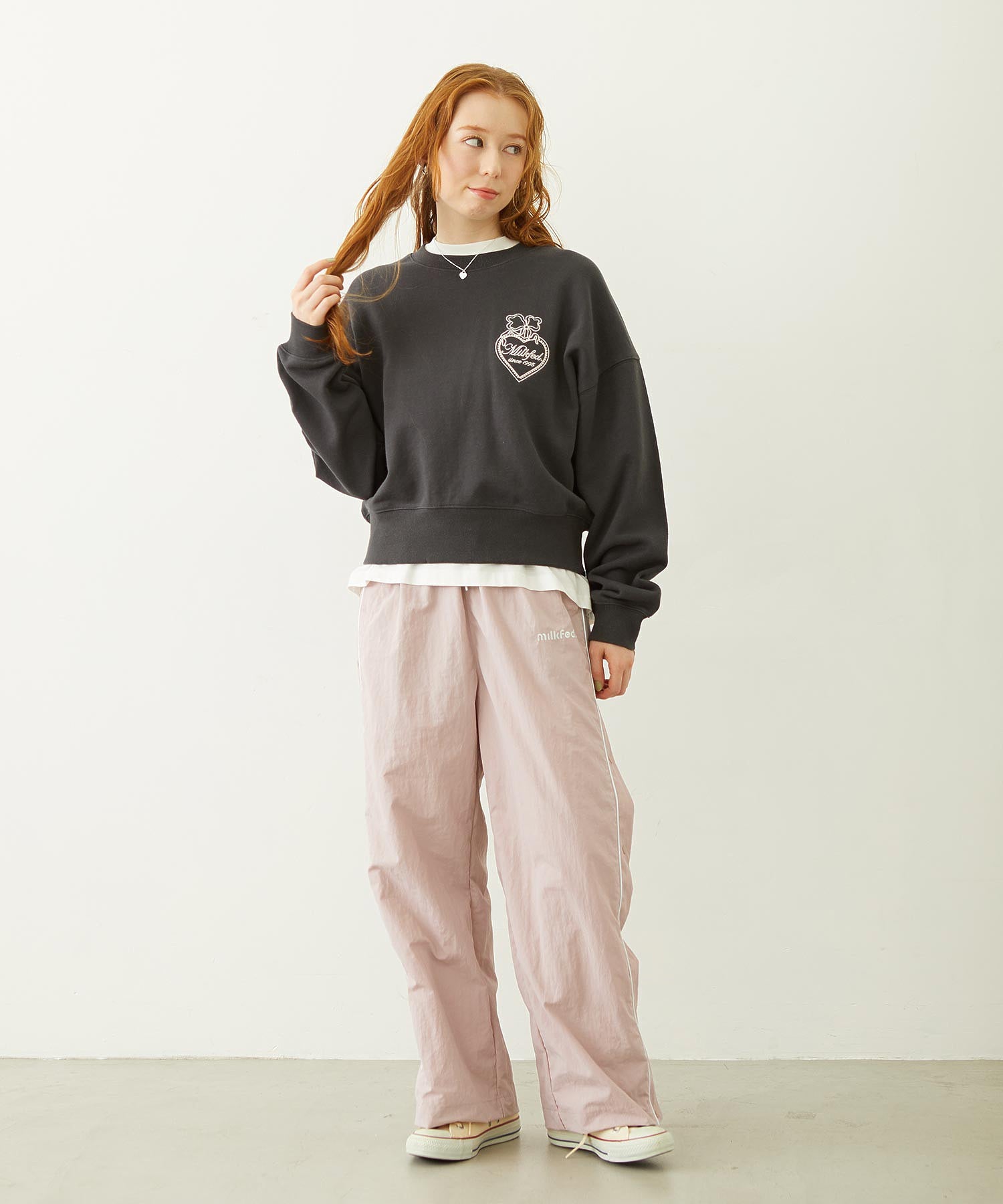 HEART RIBBON EMBLEM SHORT CREW SWEAT