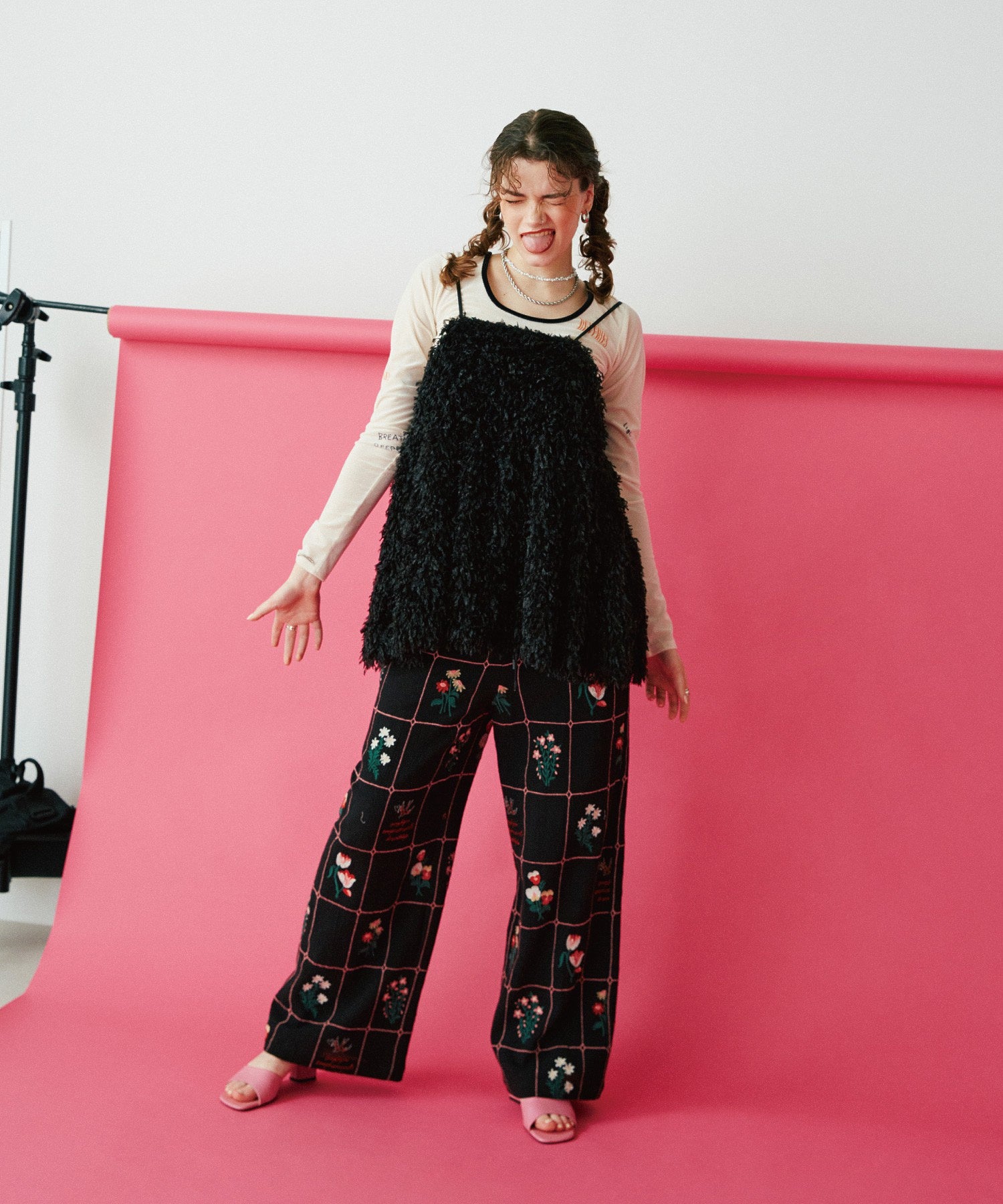 mag.by c/FLOWER EMBROIDERY PANTS