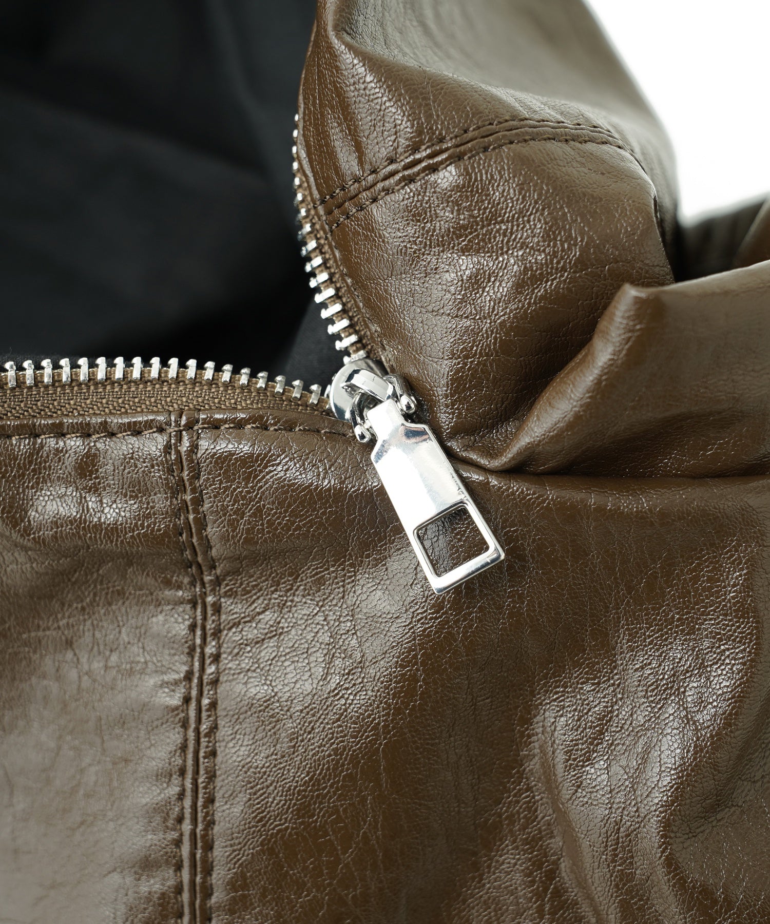 フェイクレザーボリュームショルダーバッグ