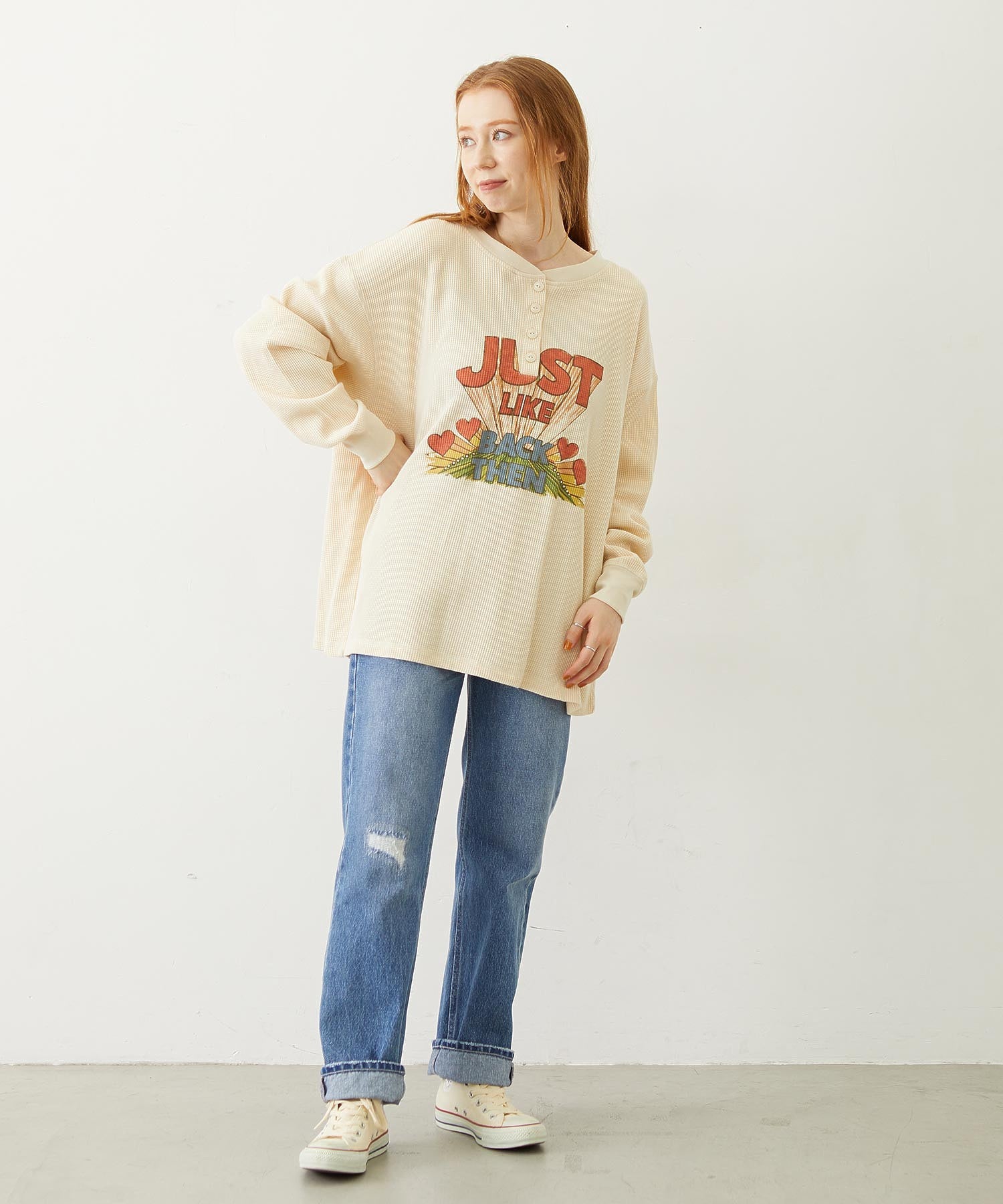HENLEY NECK GRAPHIC L/S TOP