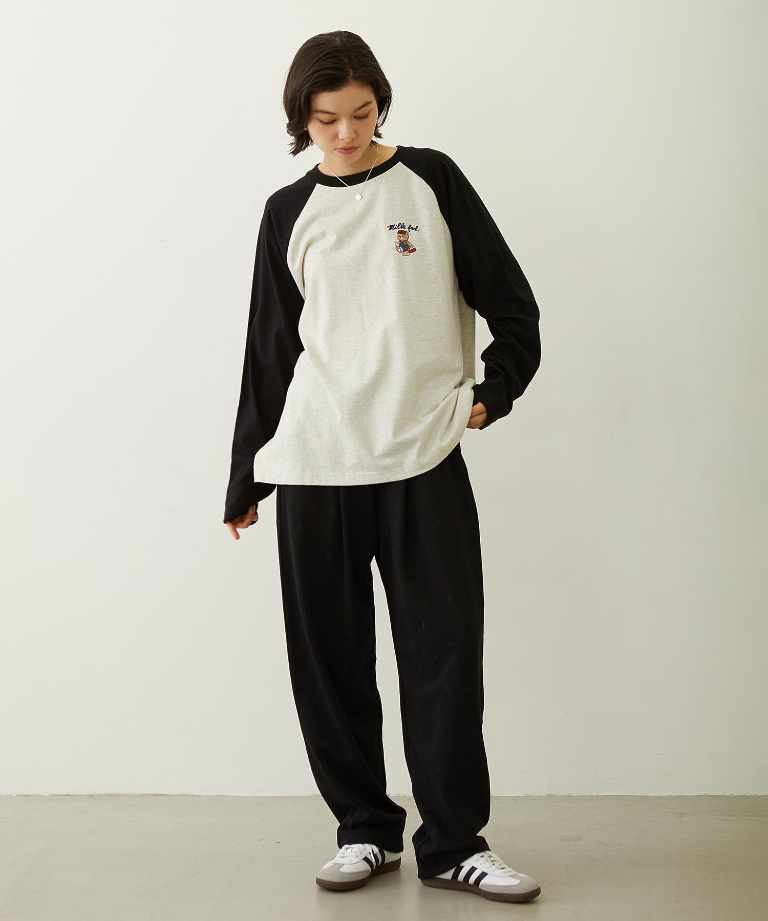 EMBROIDERY TUCK SWEAT PANTS