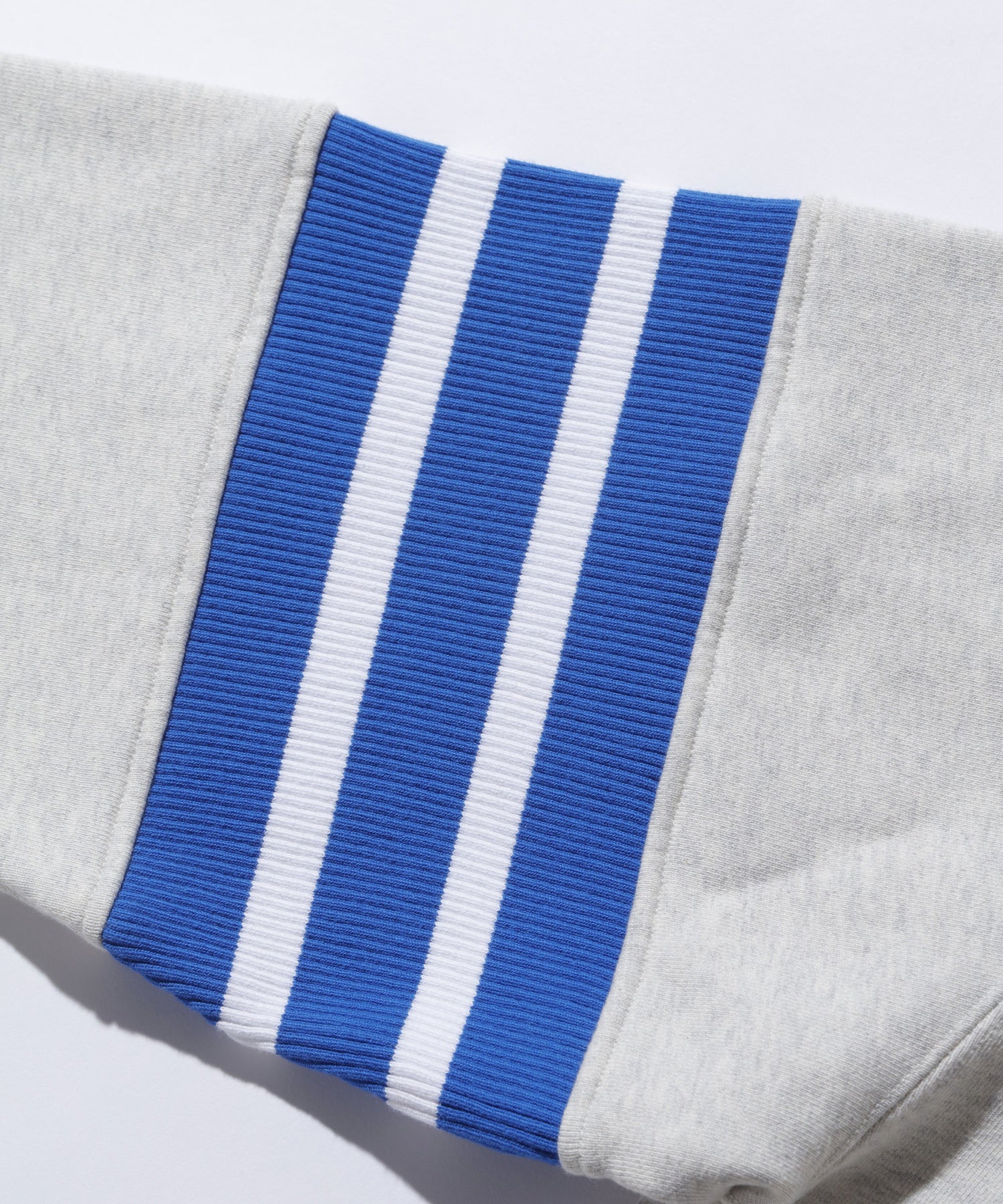 STRIPED SLEEVE CREWNECK SWEATSHIRT