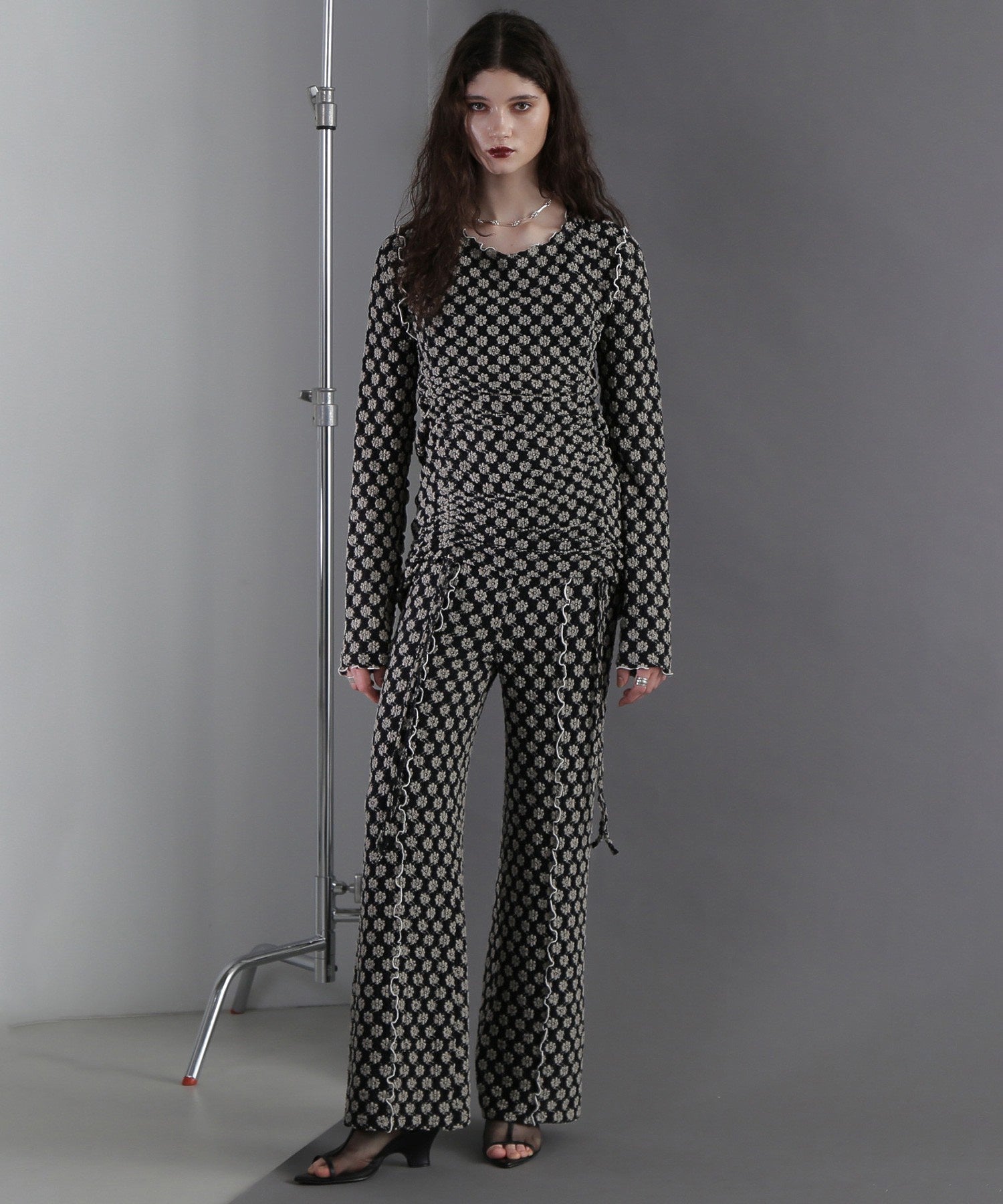 CREOLME/シャーリングフラワートップス