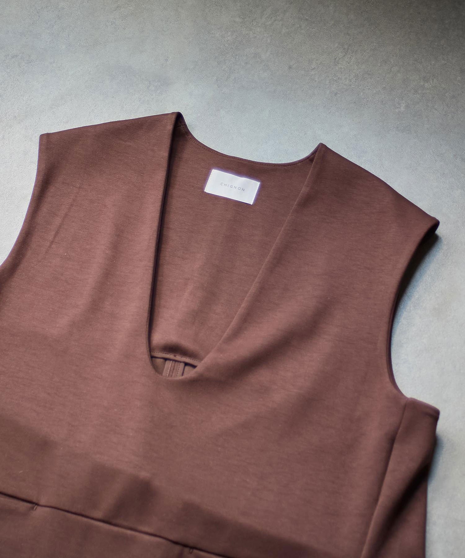 CHIGNON/ARDBOARD VNECK VEST