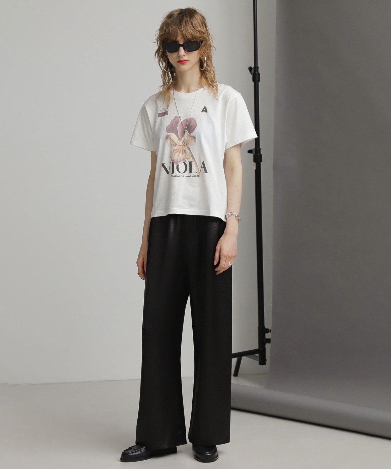 mag.by c/フラワーグラフィックTシャツ