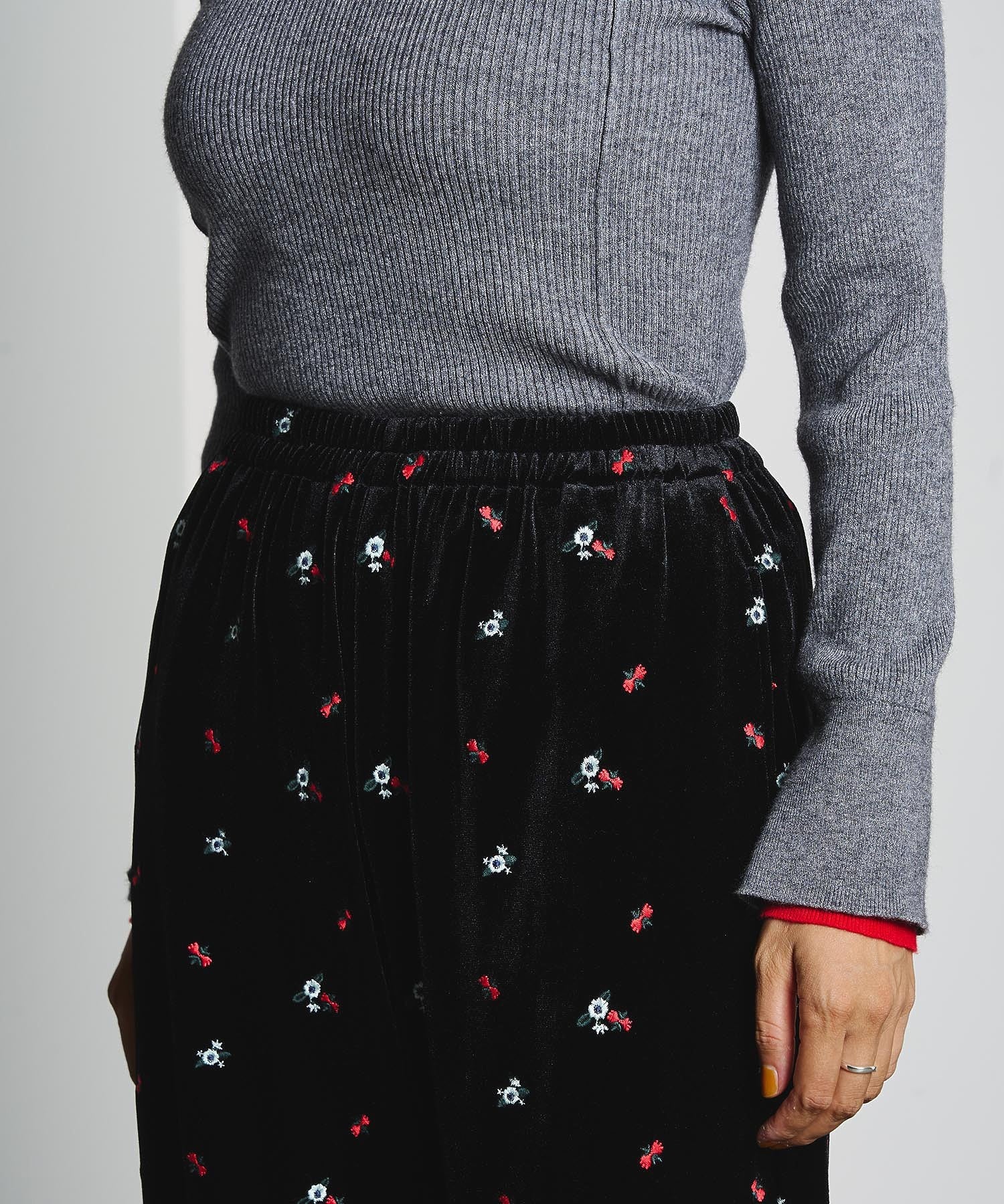 EMBROIDERY VELOUR PANTS