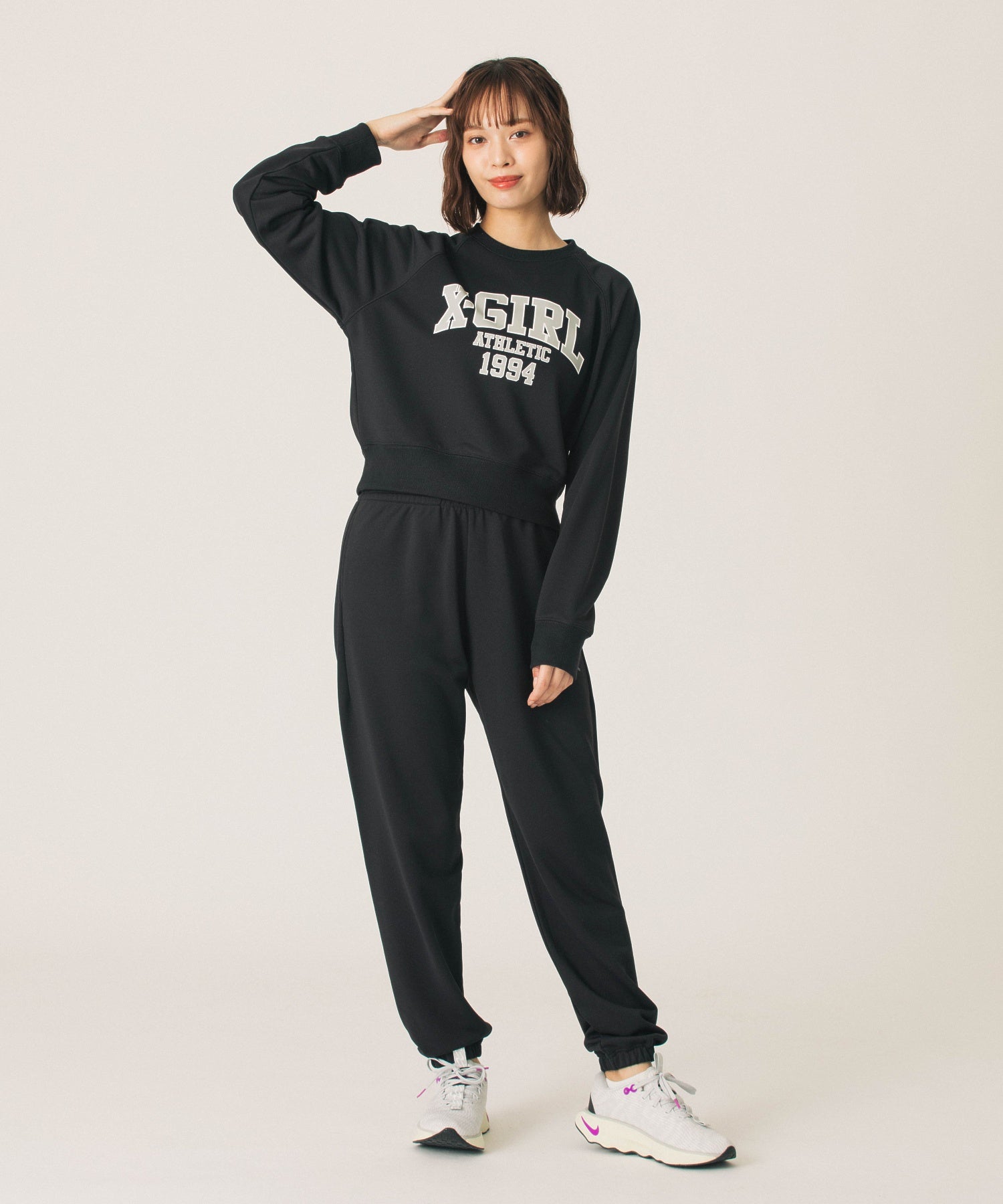 COLLEGE LOGO SHORT CREWNECK SWEATSHIRT