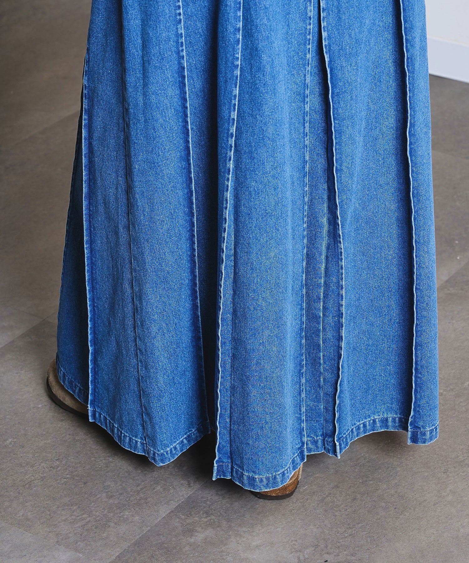 DENIM PLEATED LONG SKIRT