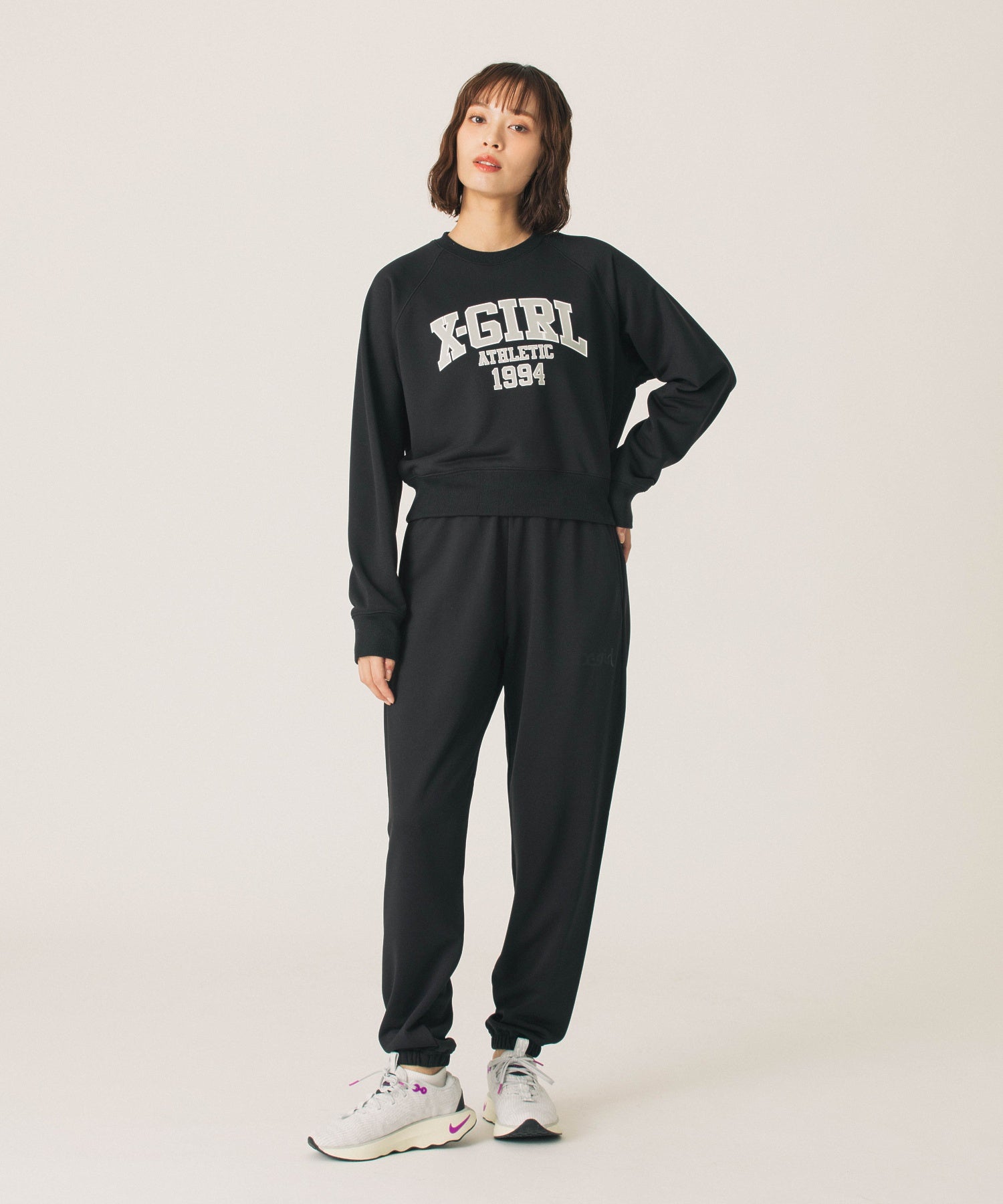 COLLEGE LOGO SHORT CREWNECK SWEATSHIRT