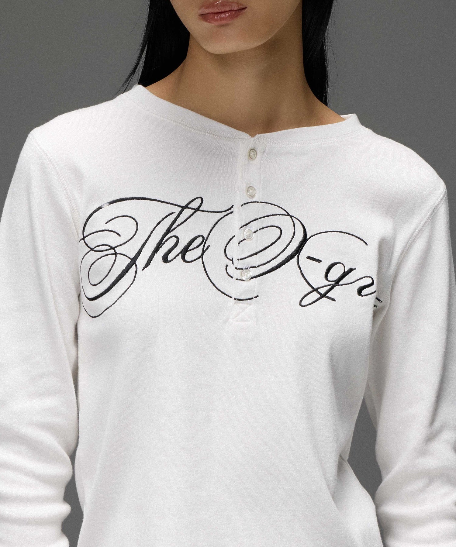 HENLEY NECK SCRIPT LOGO L/S COMPACT TOP