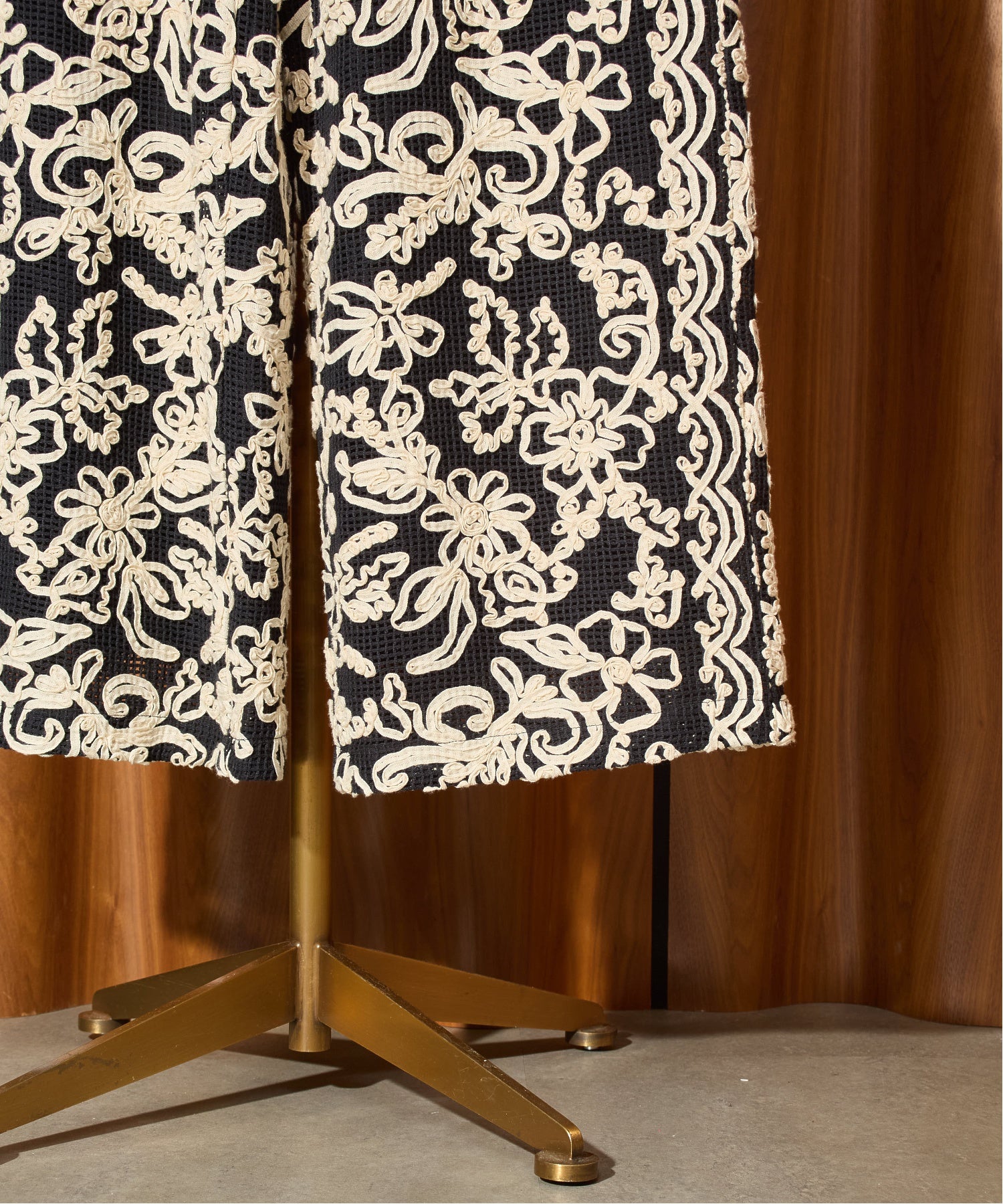 mag.by c/EMBROIDERY MESH PANTS