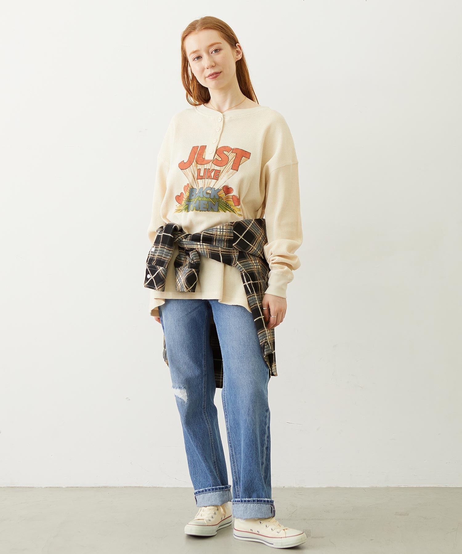 HENLEY NECK GRAPHIC L/S TOP