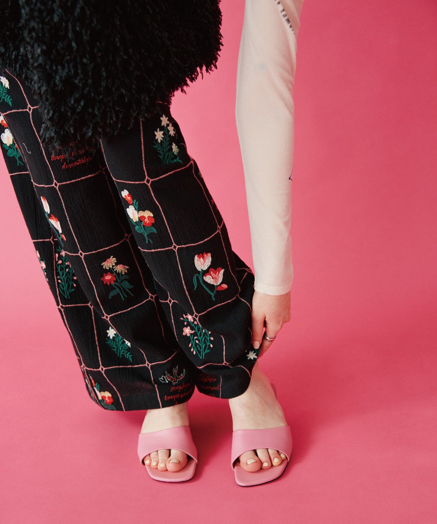 mag.by c/FLOWER EMBROIDERY PANTS