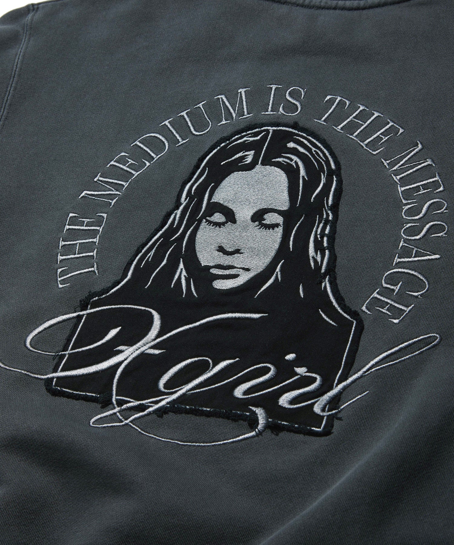 PIGMENT DYED FACE PATCH AND LOGO CREWNECK SWEATSHIRT