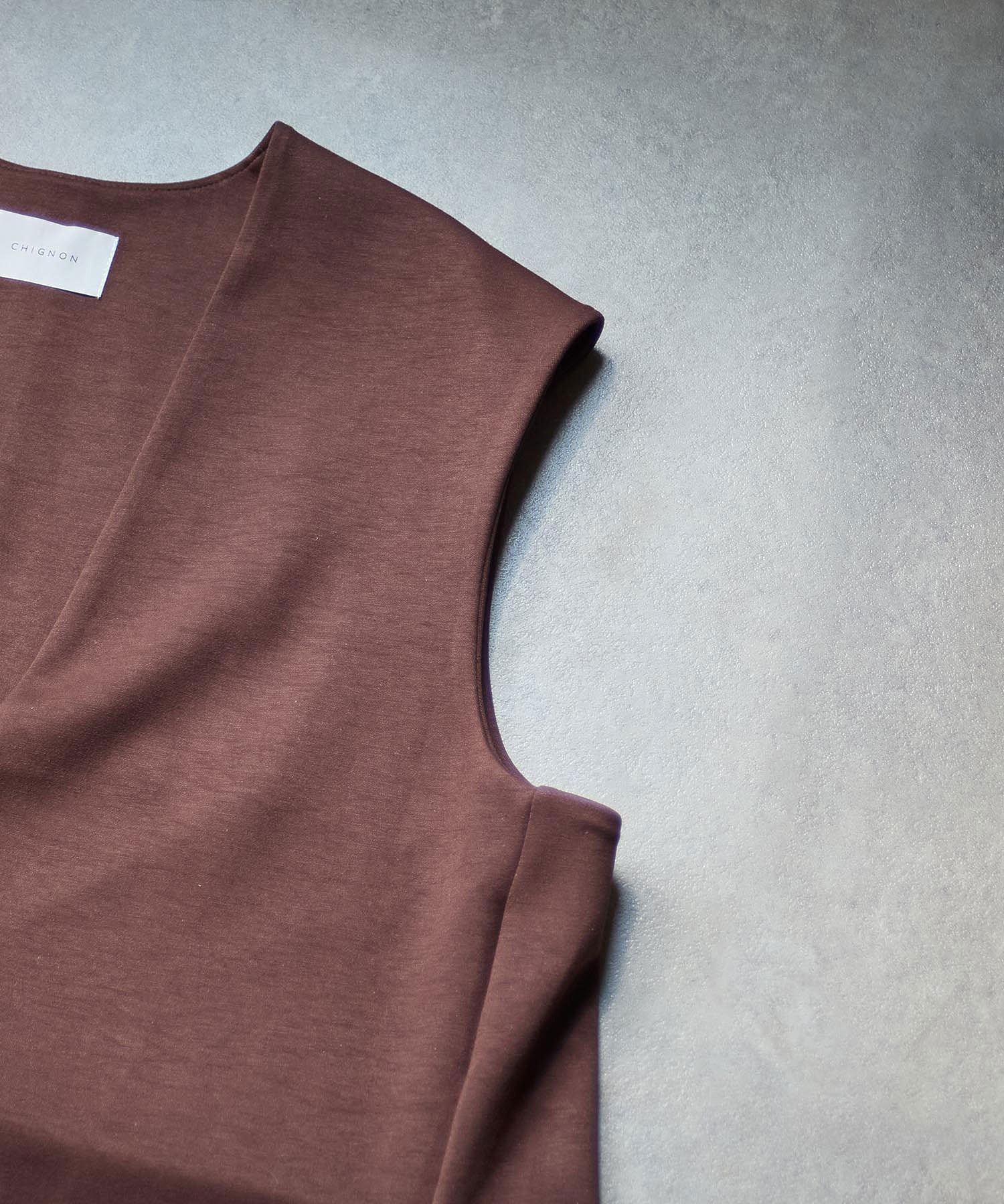 CHIGNON/ARDBOARD VNECK VEST