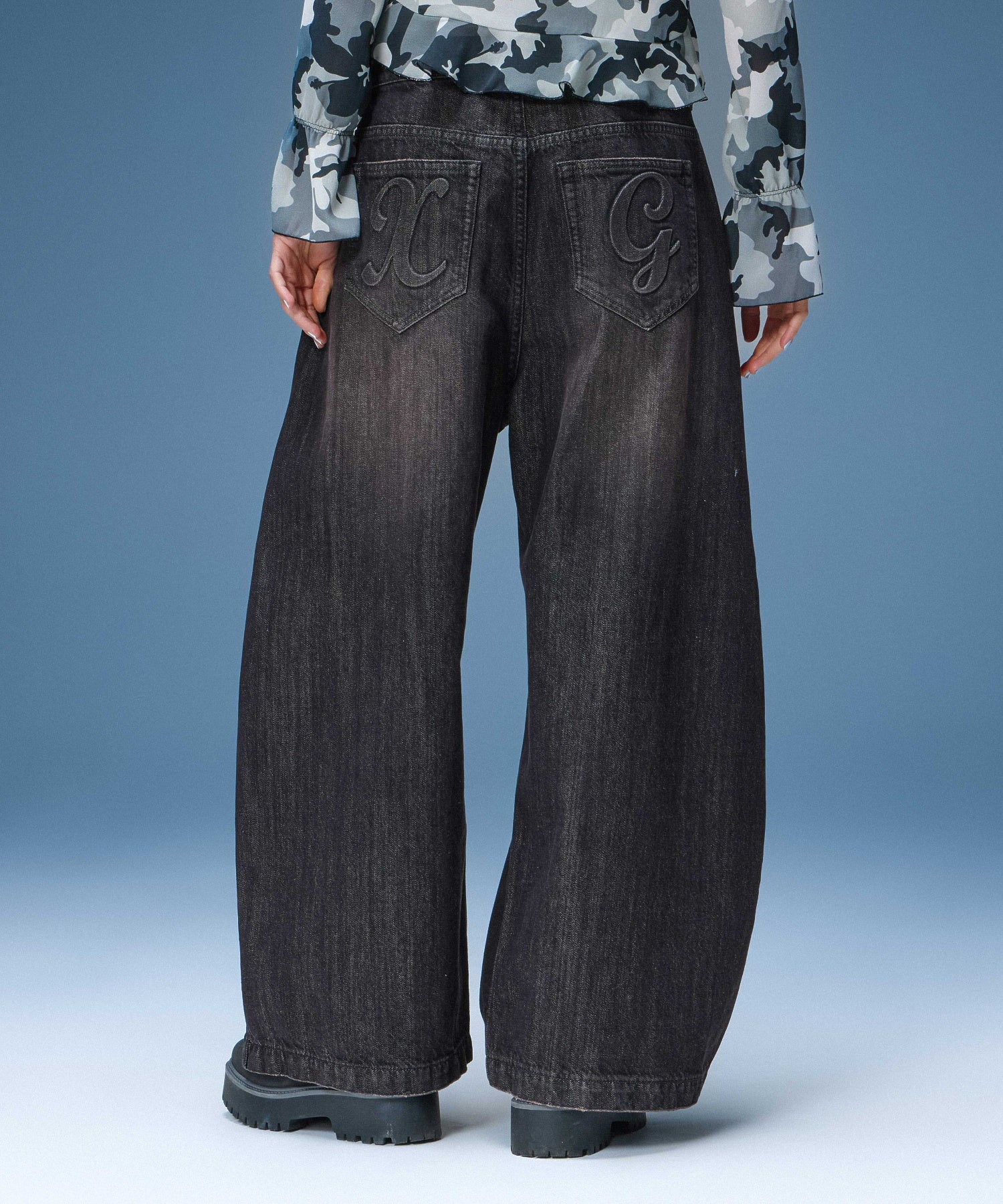 DISTRESSED BAGGY DENIM PANTS