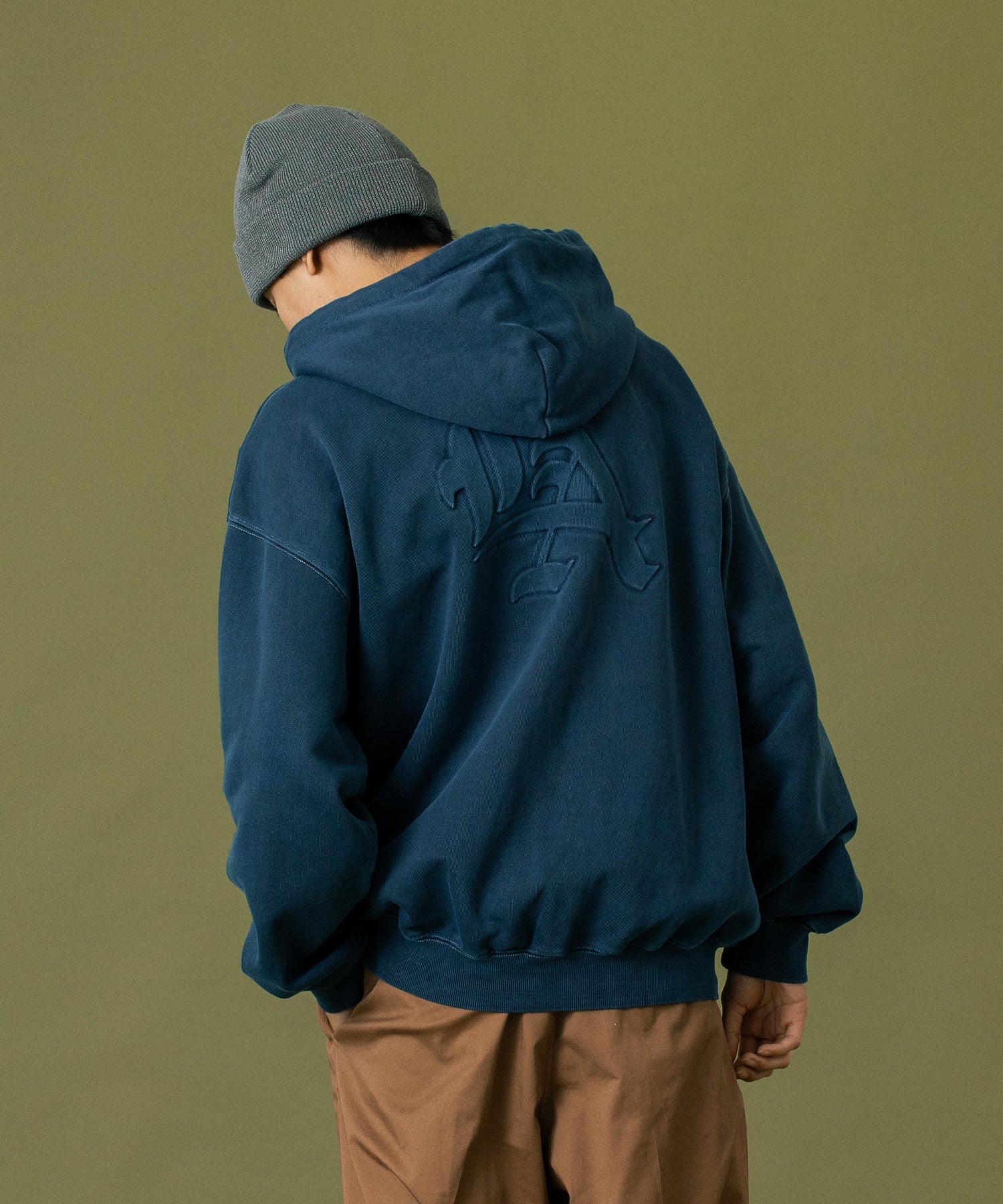 PIGMENT DYED EMBOSS LOGO ZIP HOODED SWEAT