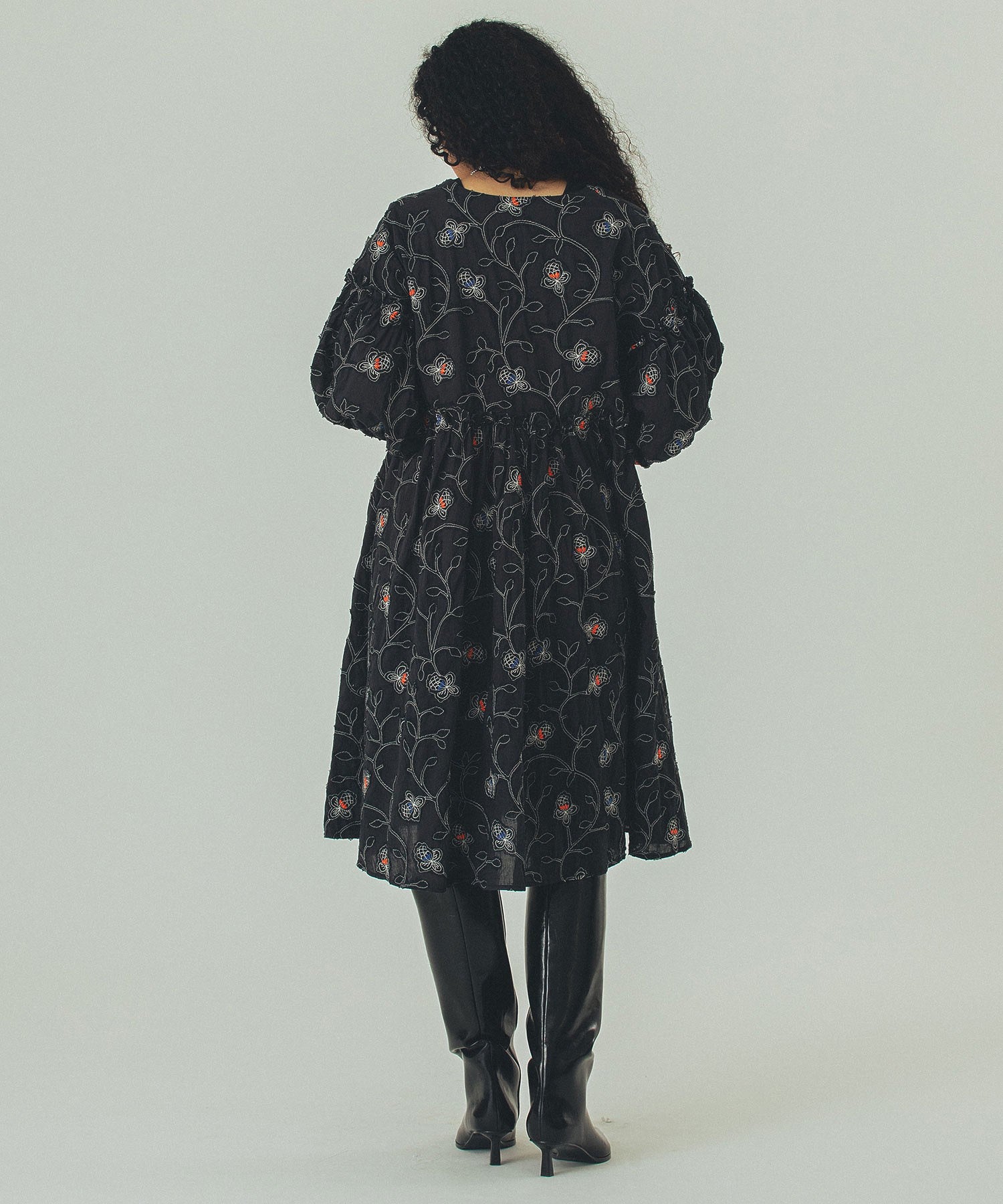 mag.by c/FLOWER EMBROIDERY MINI DRESS