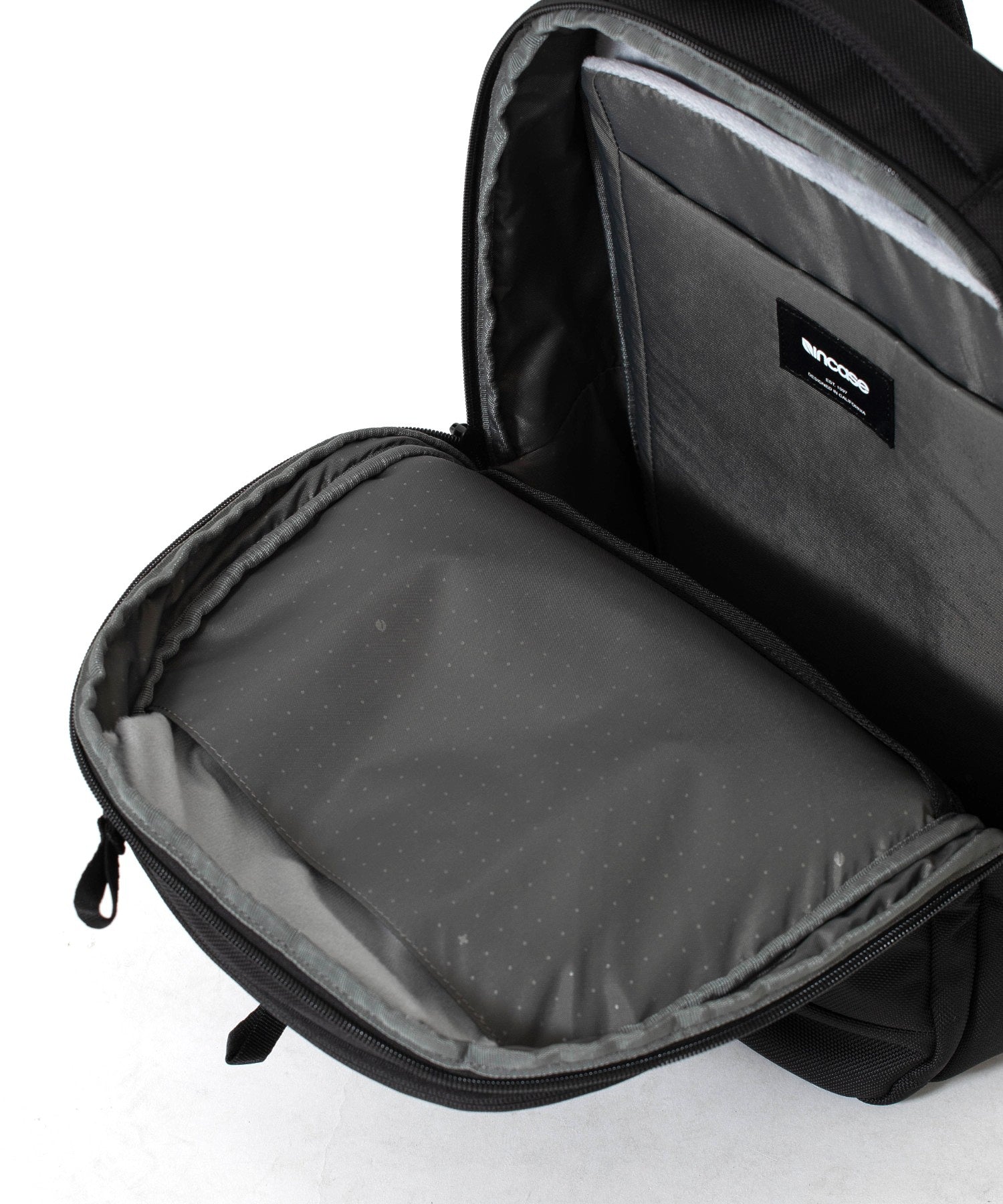 Incase Tracks Backpack 18L-Black