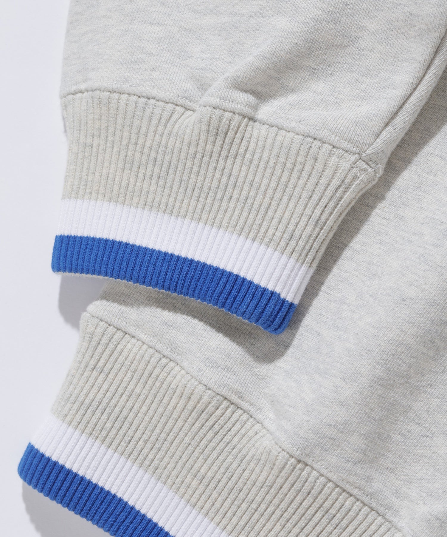 STRIPED SLEEVE CREWNECK SWEATSHIRT