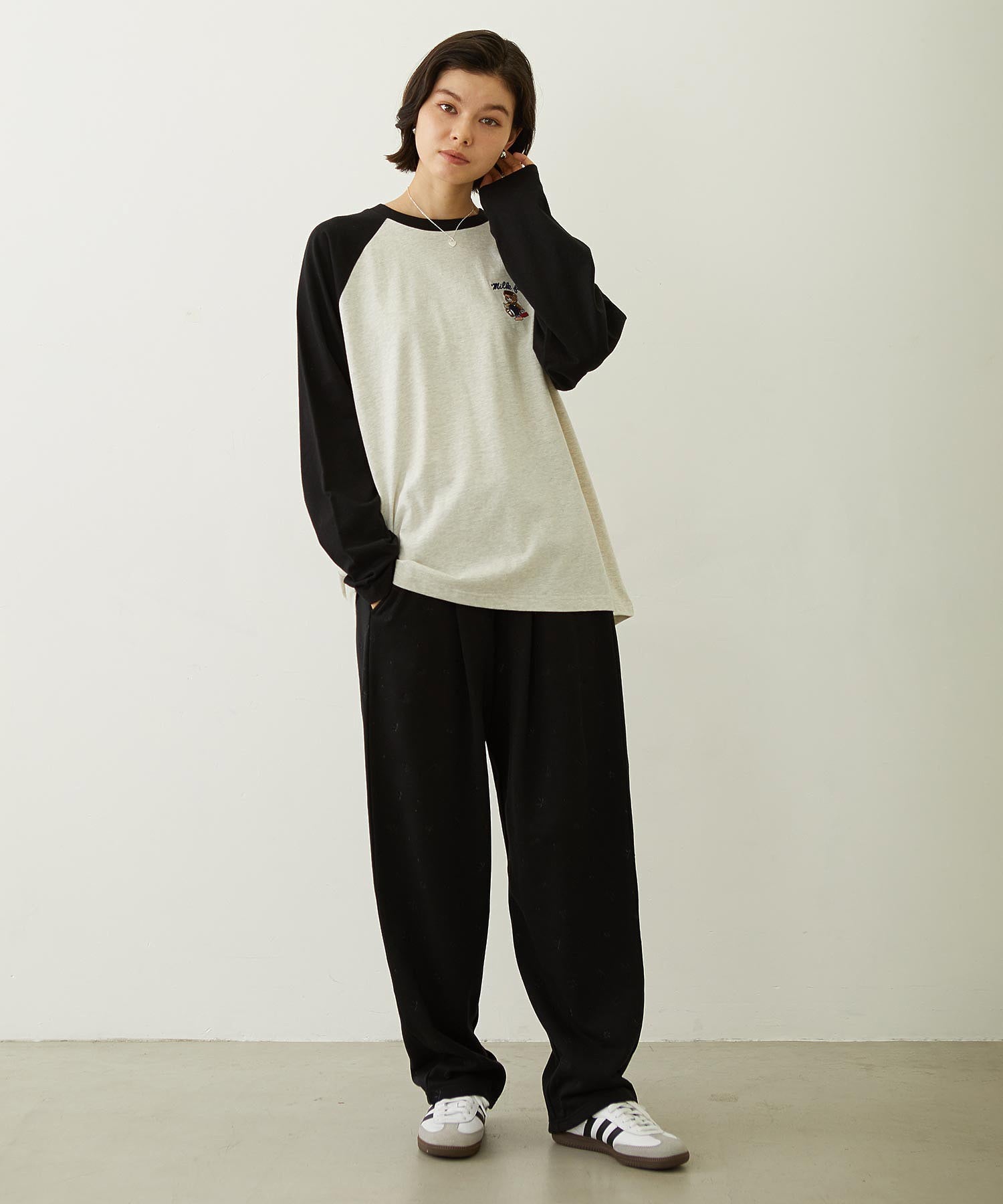 EMBROIDERY TUCK SWEAT PANTS