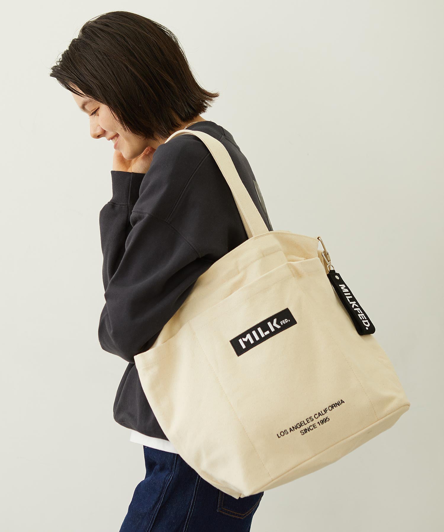 BAR AND UNDER LOGO BIG CANVAS BAG MILKFED.