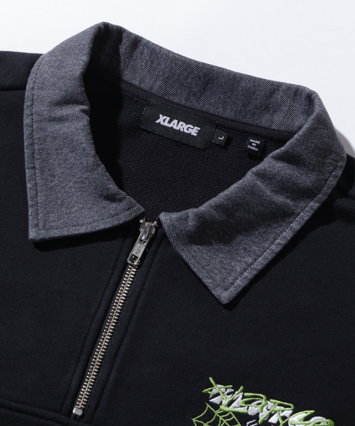 DENIM COLLAR HALF ZIP SWEATSHIRT