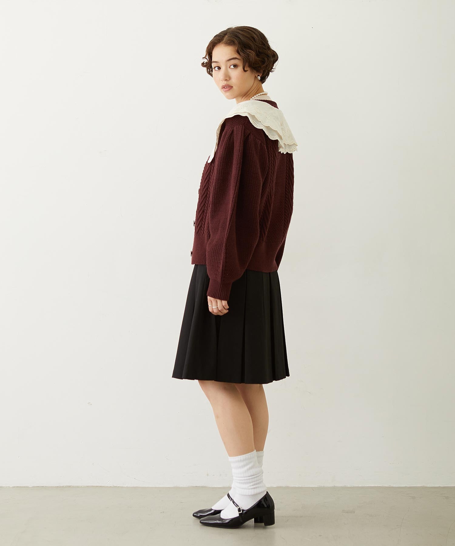 LACE COLLAR KNIT TOP