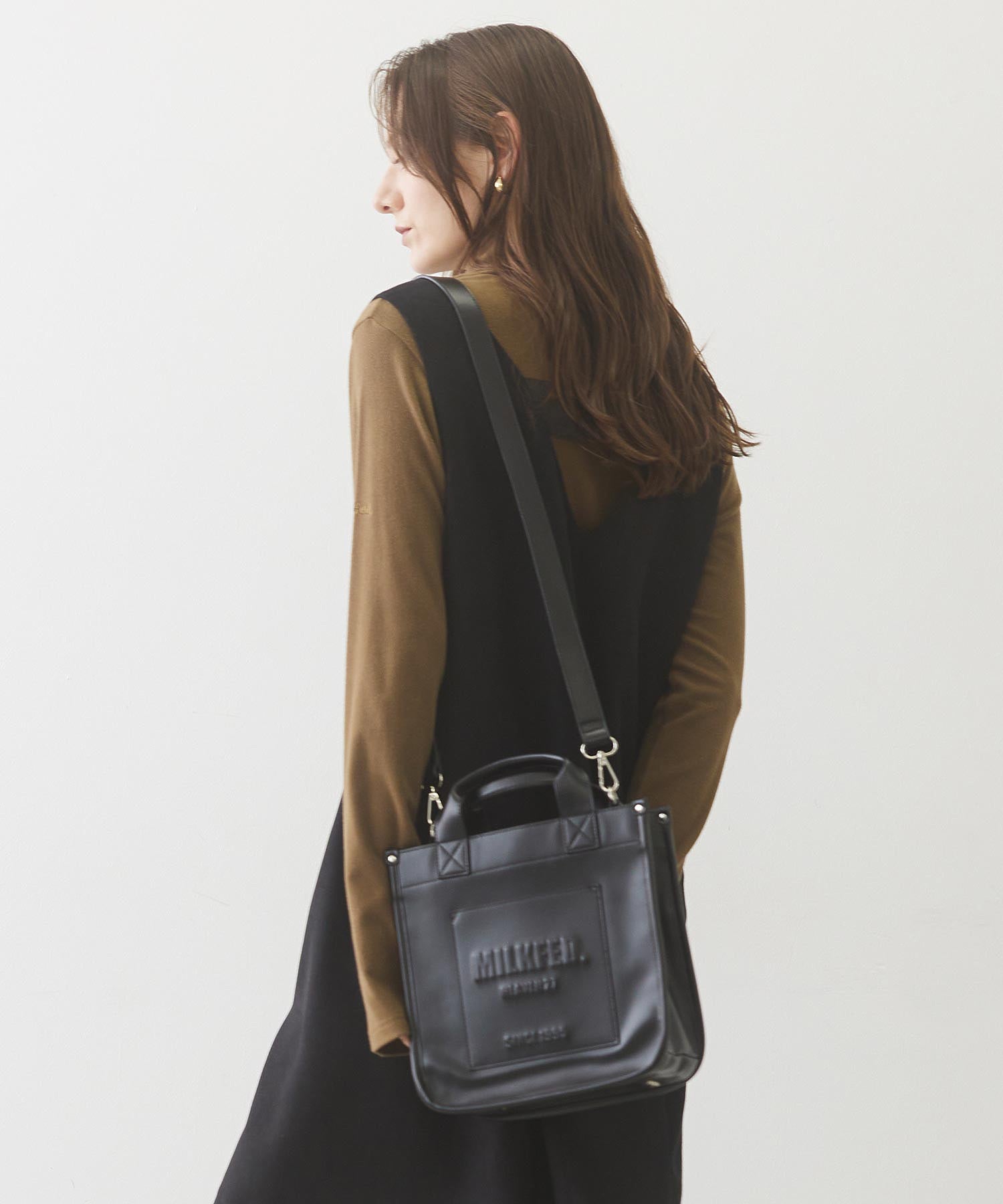 SQUARE PIPING SHOULDER BAG