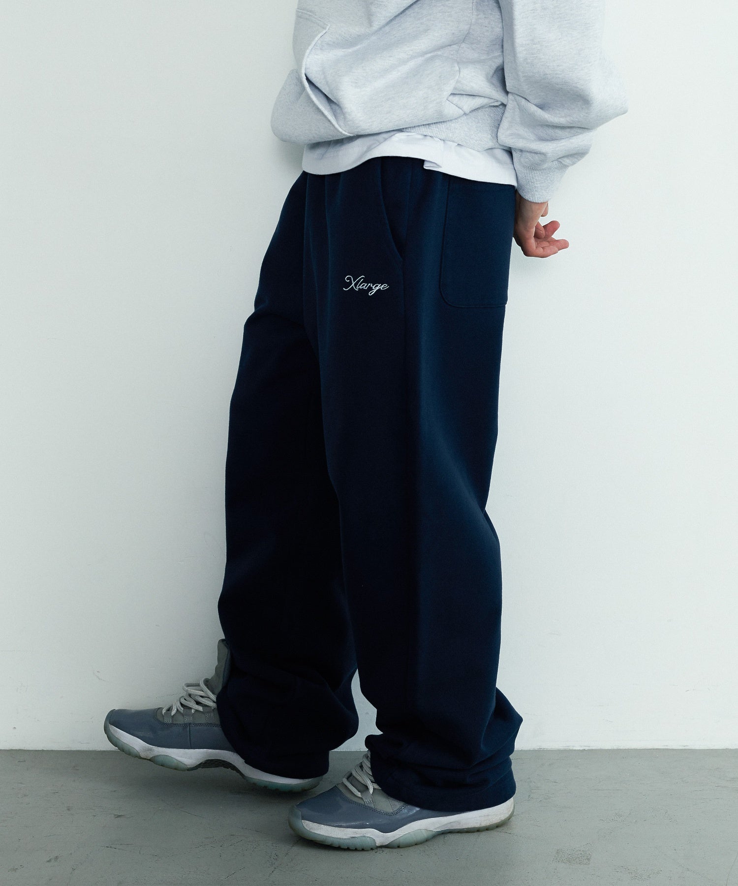 【一部WEB限定】CURSIVE WIDE SWEAT PANTS