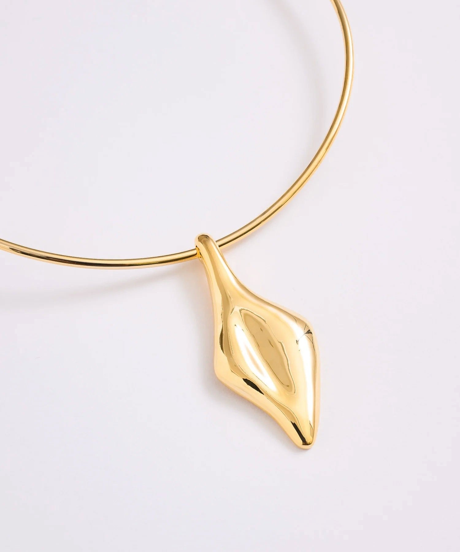 loni/LEAF PLATE CHOKER