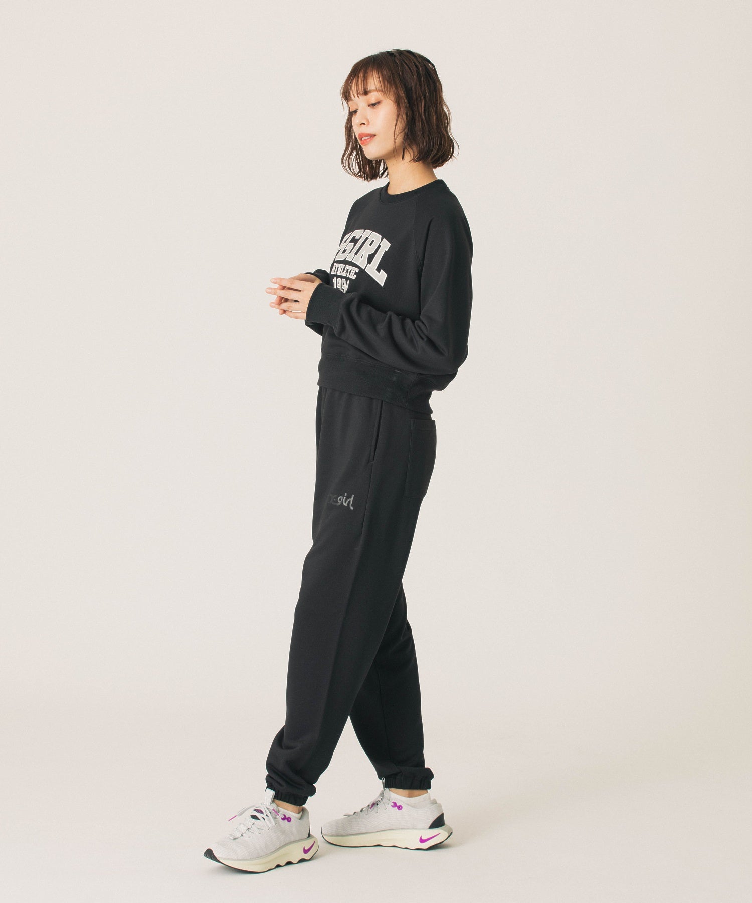 COLLEGE LOGO SHORT CREWNECK SWEATSHIRT