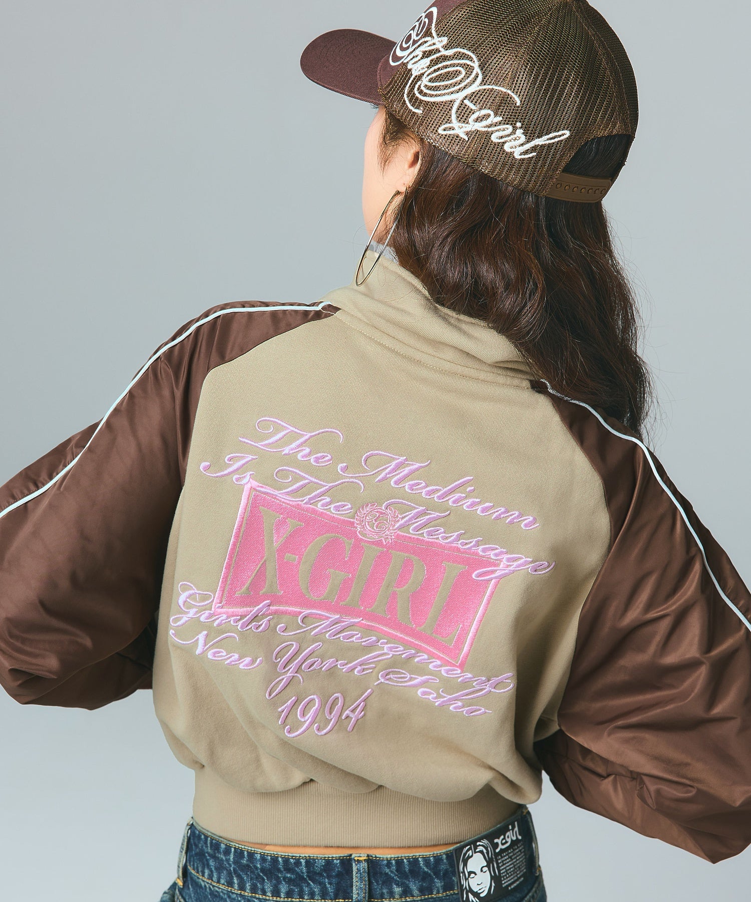 SIDE SCRIPT LOGO TRUCKER CAP