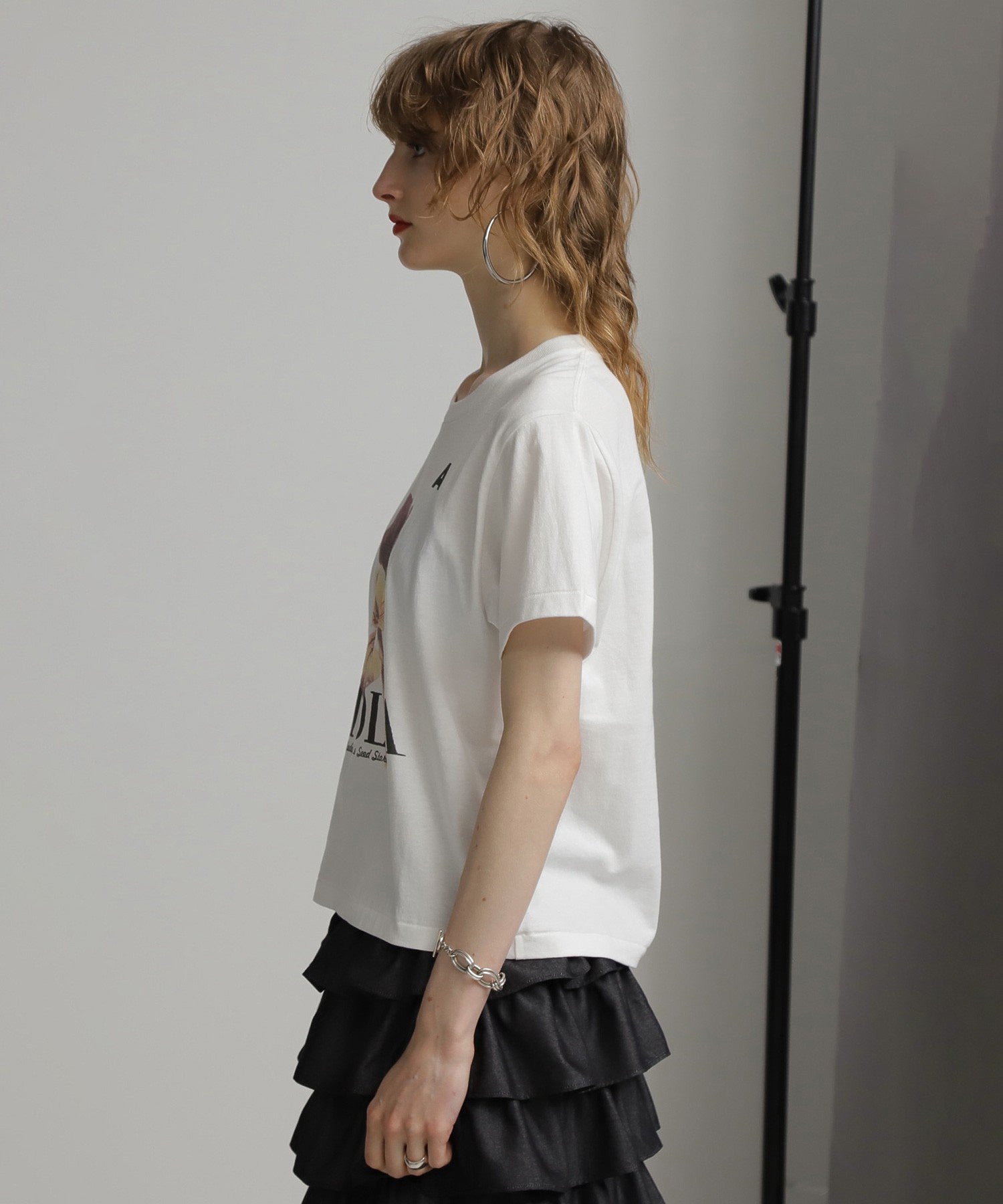 mag.by c/フラワーグラフィックTシャツ