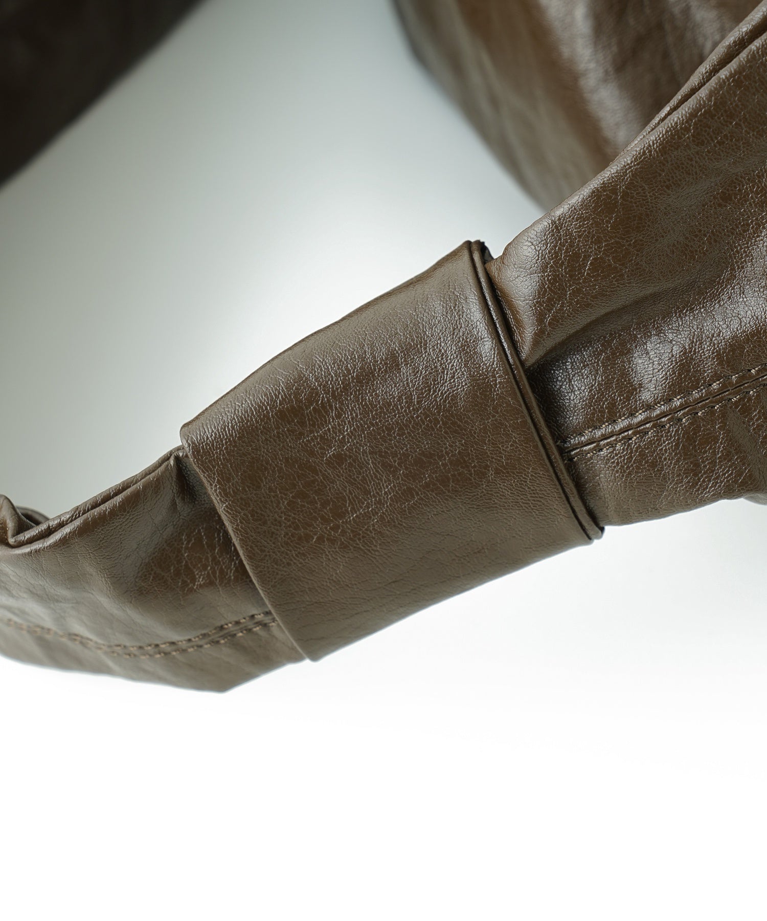 フェイクレザーボリュームショルダーバッグ