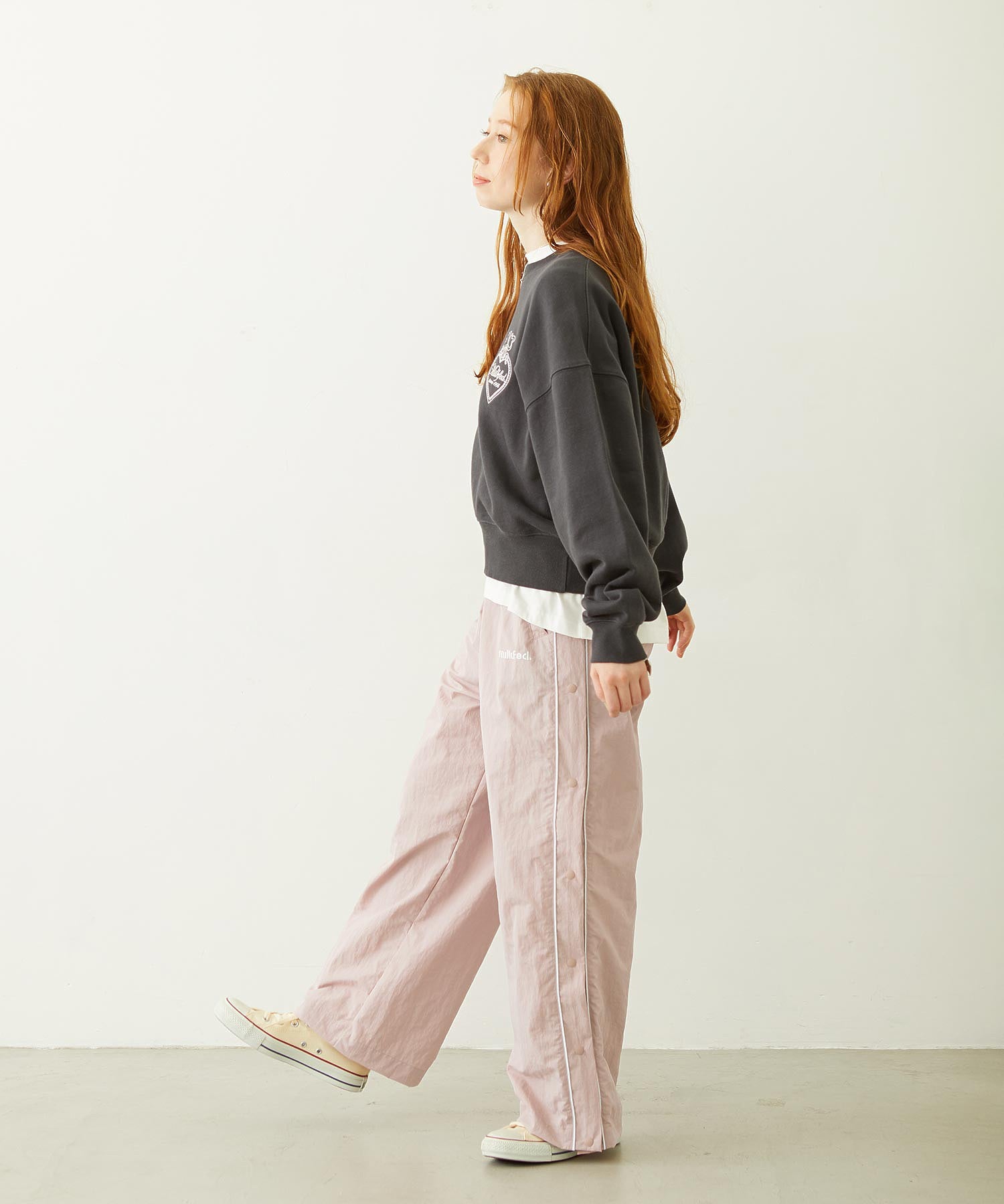 HEART RIBBON EMBLEM SHORT CREW SWEAT