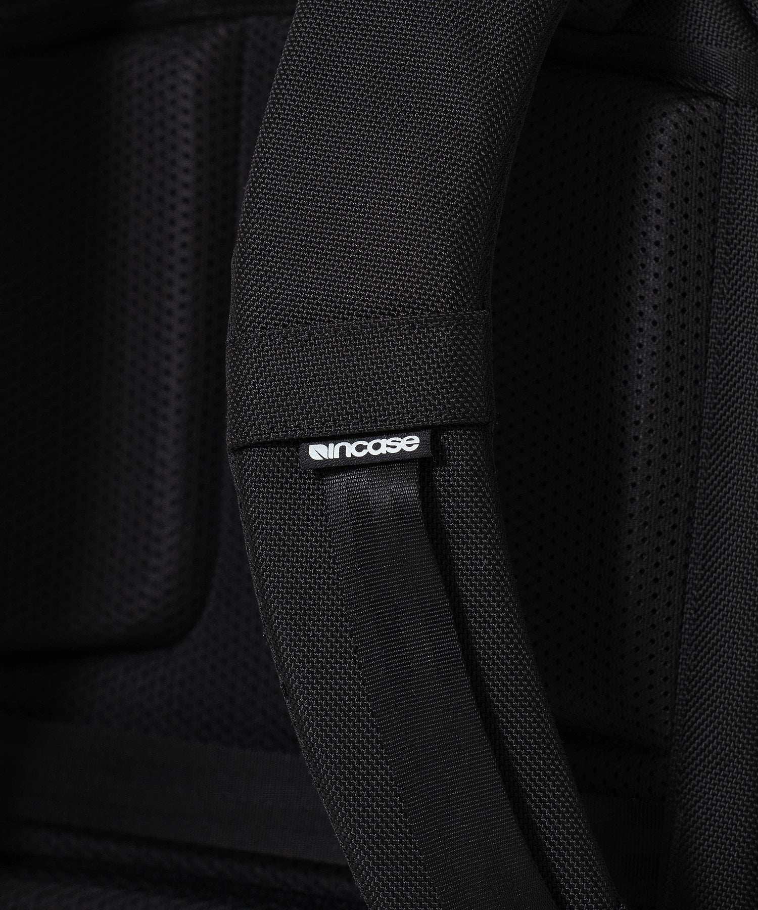Incase Tracks Backpack 18L-Black