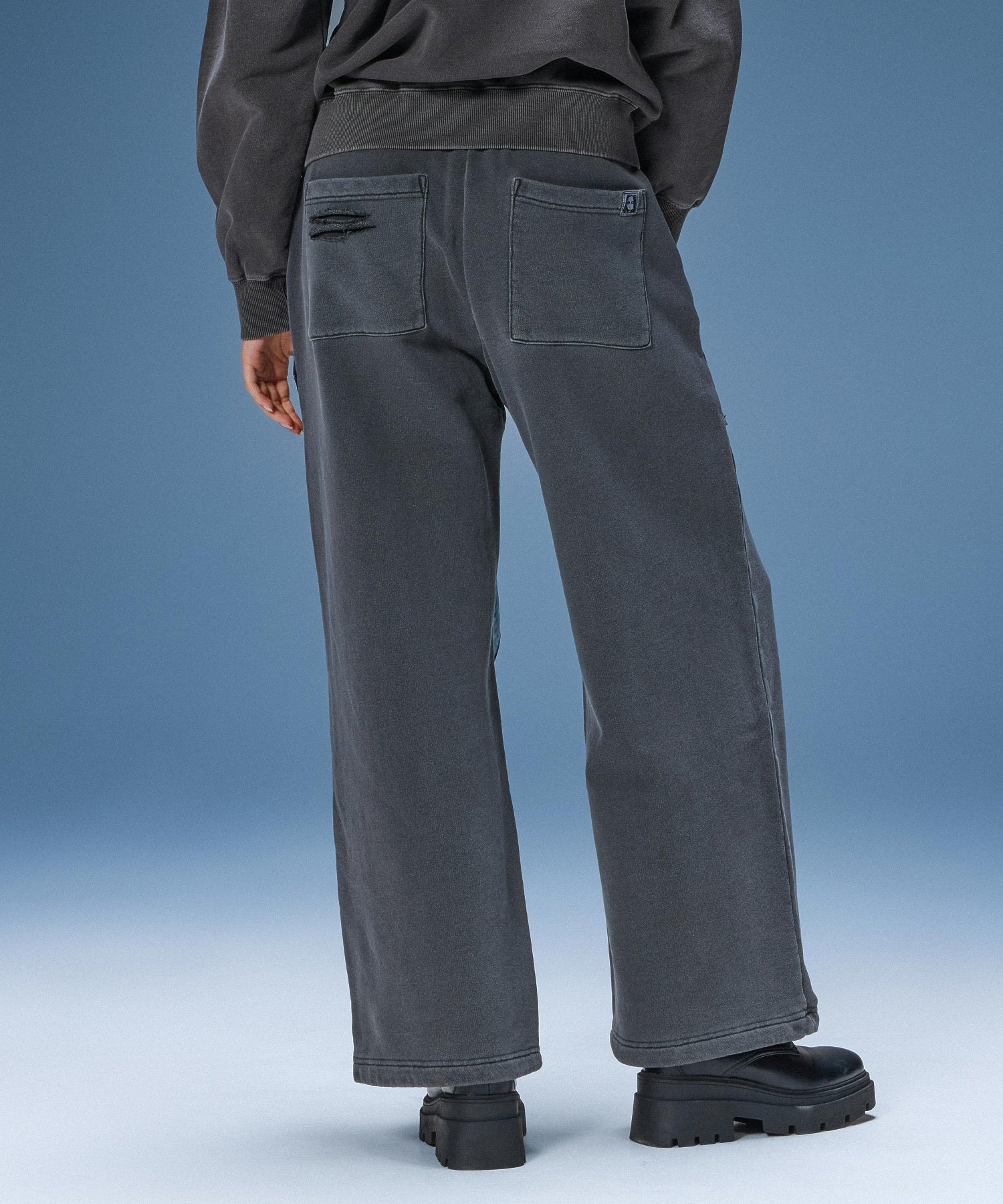 DISTRESSED SWEATPANTS