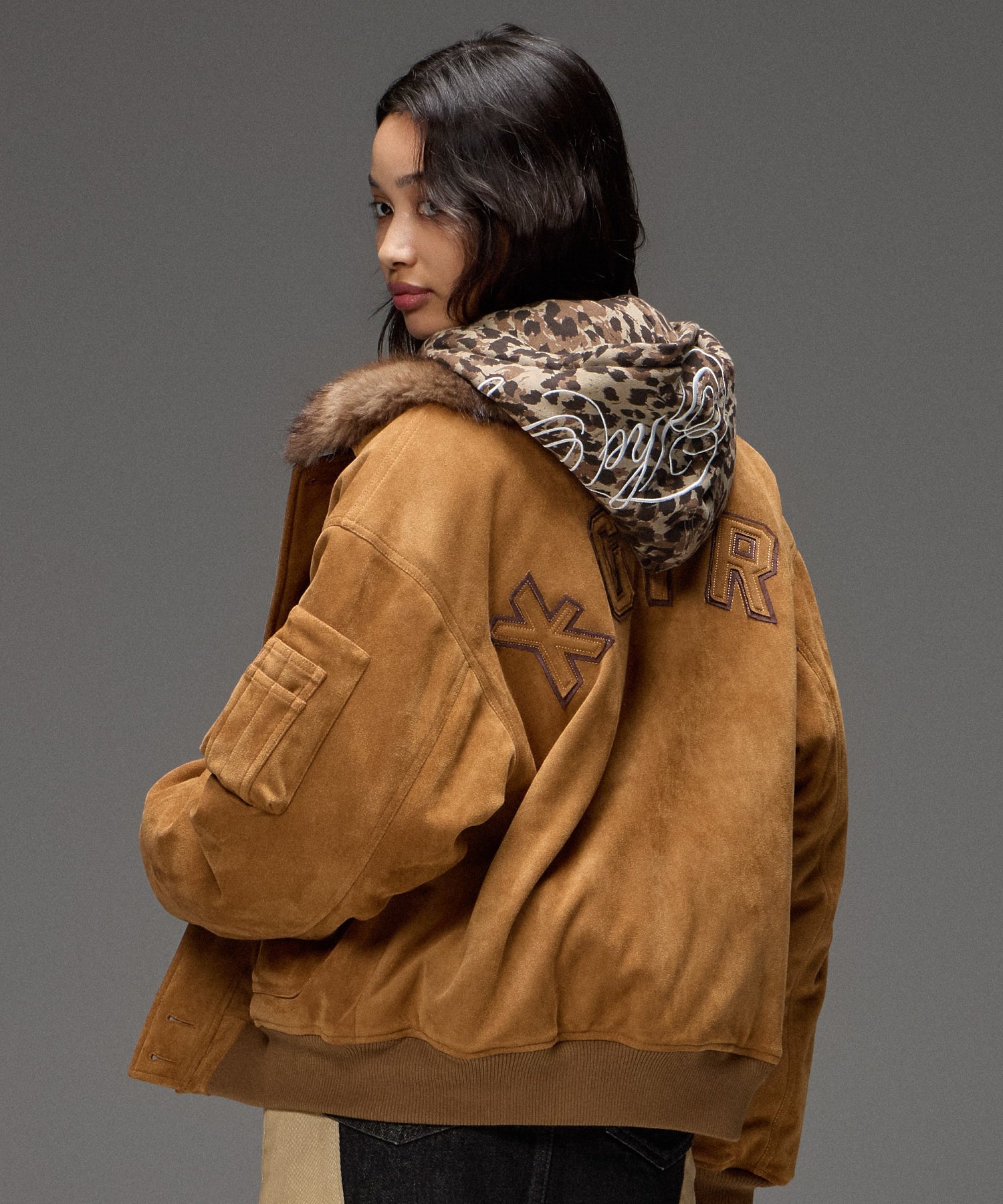 DETACHABLE FAUX FUR COLLAR PATCHED LOGO JACKET