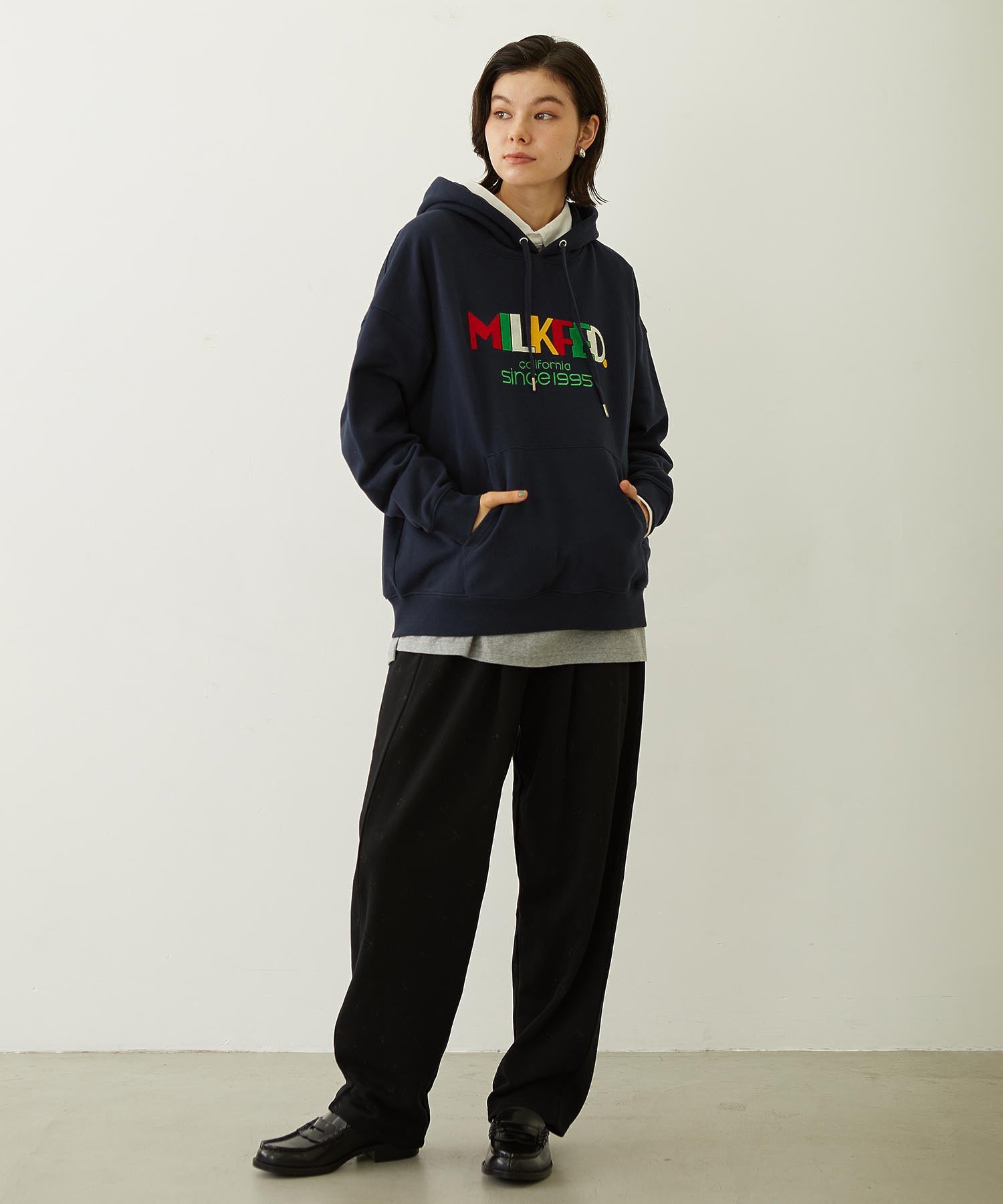 EMBROIDERY TUCK SWEAT PANTS