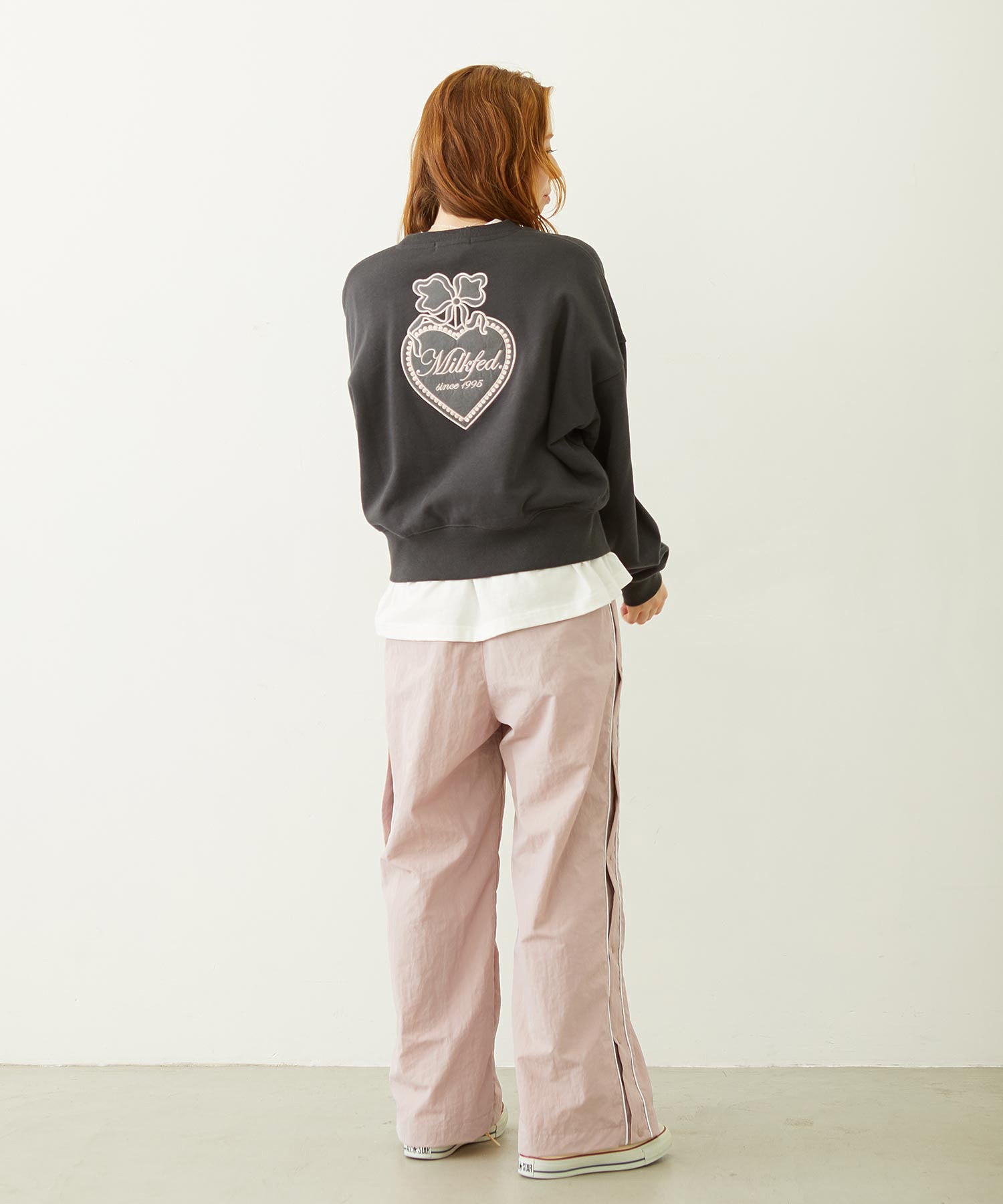 HEART RIBBON EMBLEM SHORT CREW SWEAT