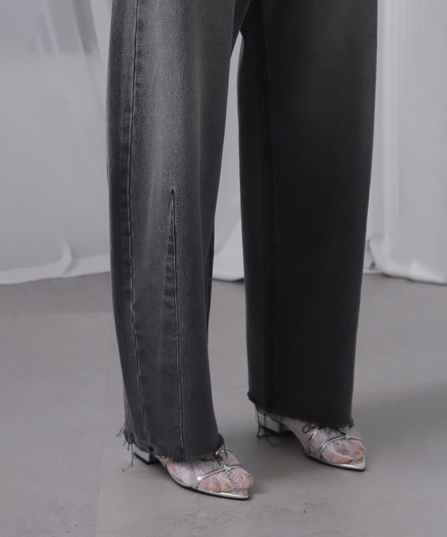 カーブデニムパンツ