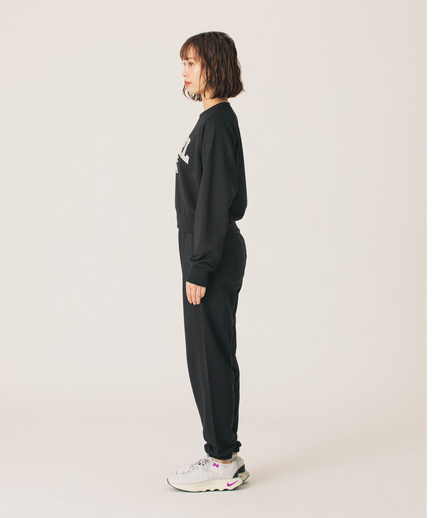 COLLEGE LOGO SHORT CREWNECK SWEATSHIRT