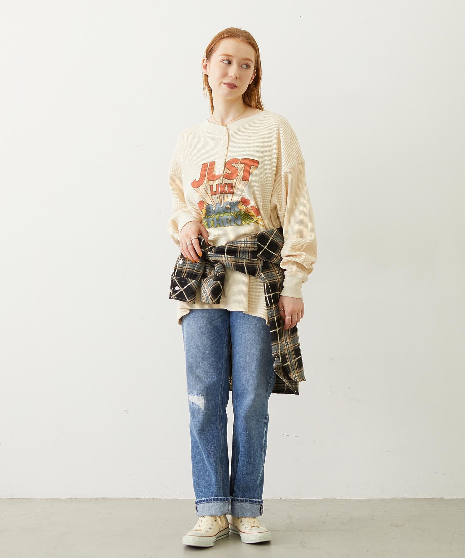 HENLEY NECK GRAPHIC L/S TOP
