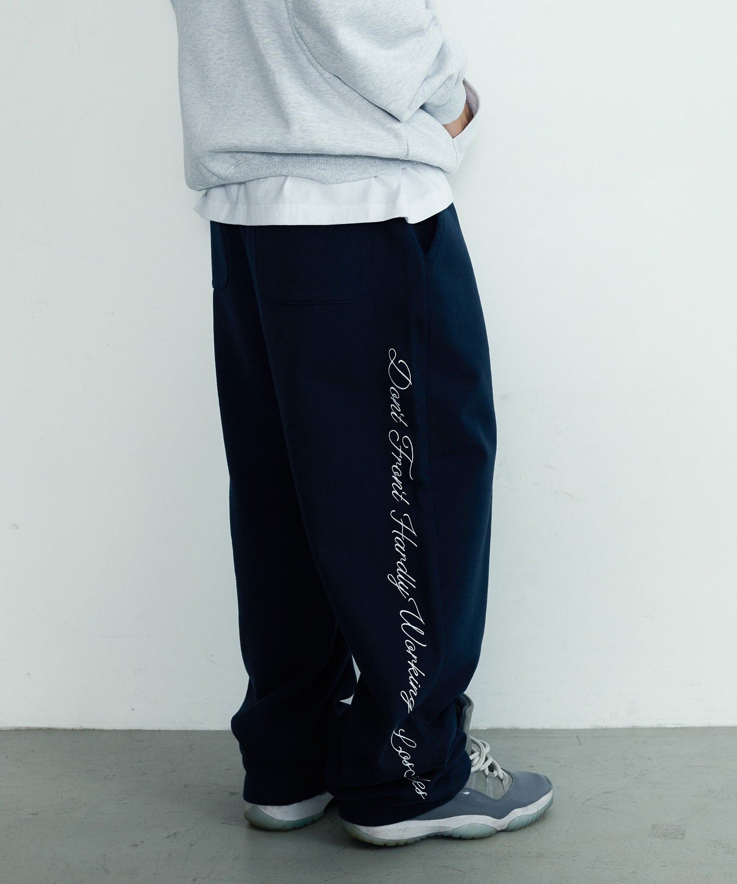 【一部WEB限定】CURSIVE WIDE SWEAT PANTS