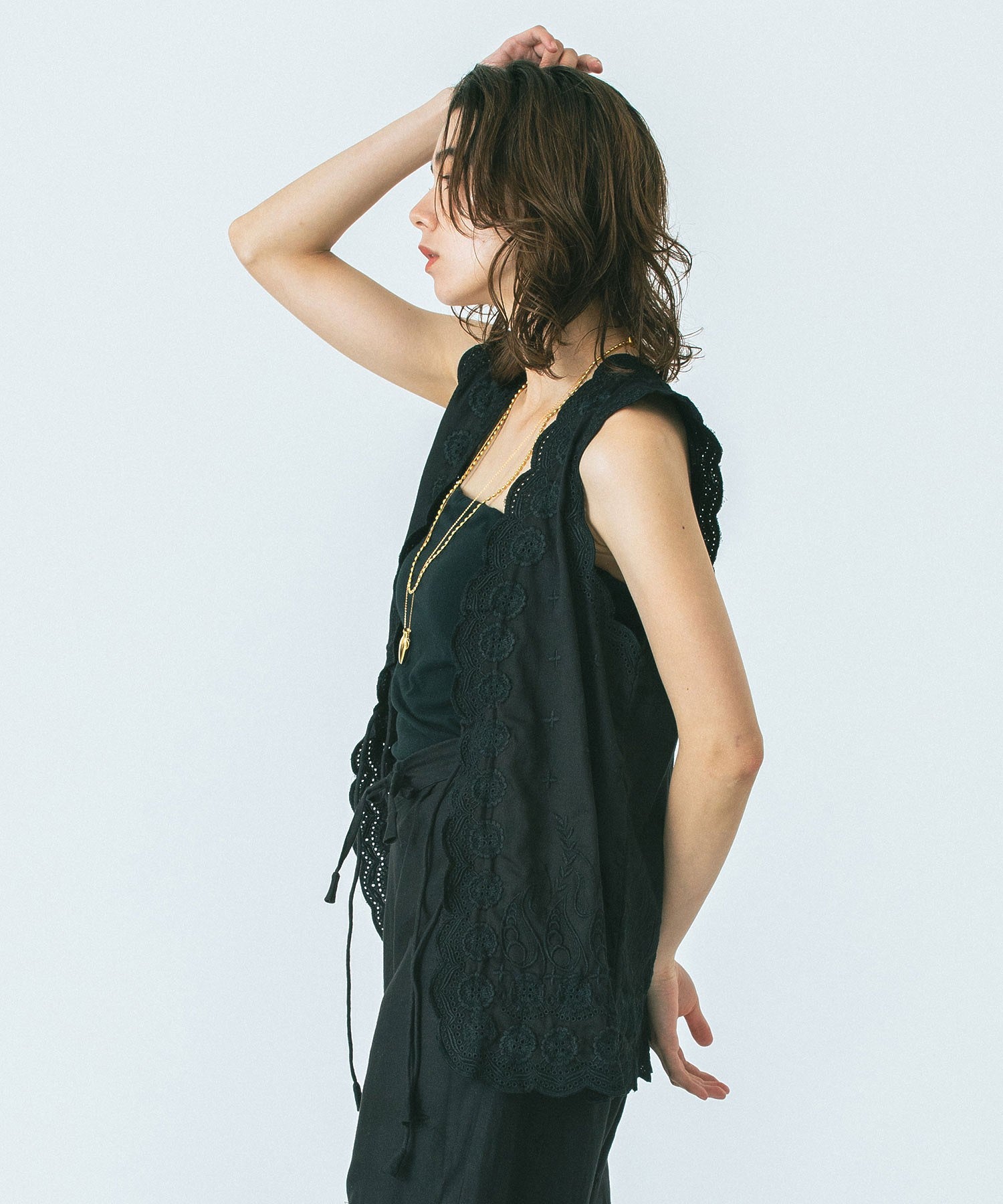 HLAADA for ROSEBUD/EMBROIDERY GILET
