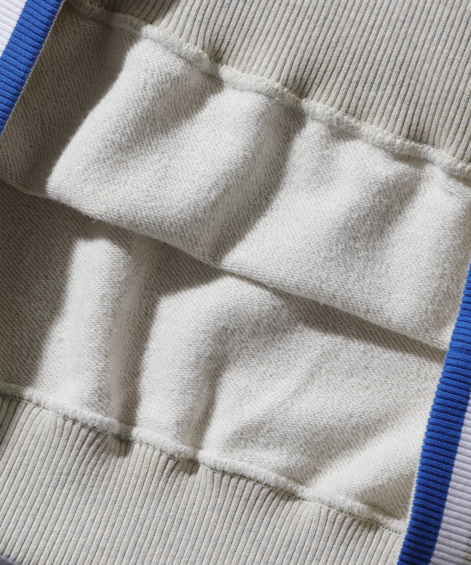 STRIPED SLEEVE CREWNECK SWEATSHIRT