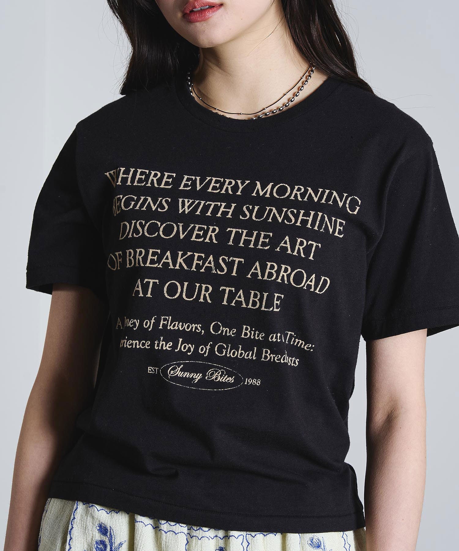 mag.by c/FLOCK PRINT LOGO TEE