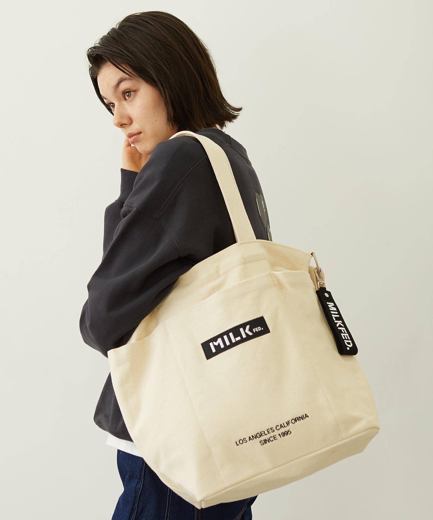 BAR AND UNDER LOGO BIG CANVAS BAG MILKFED.